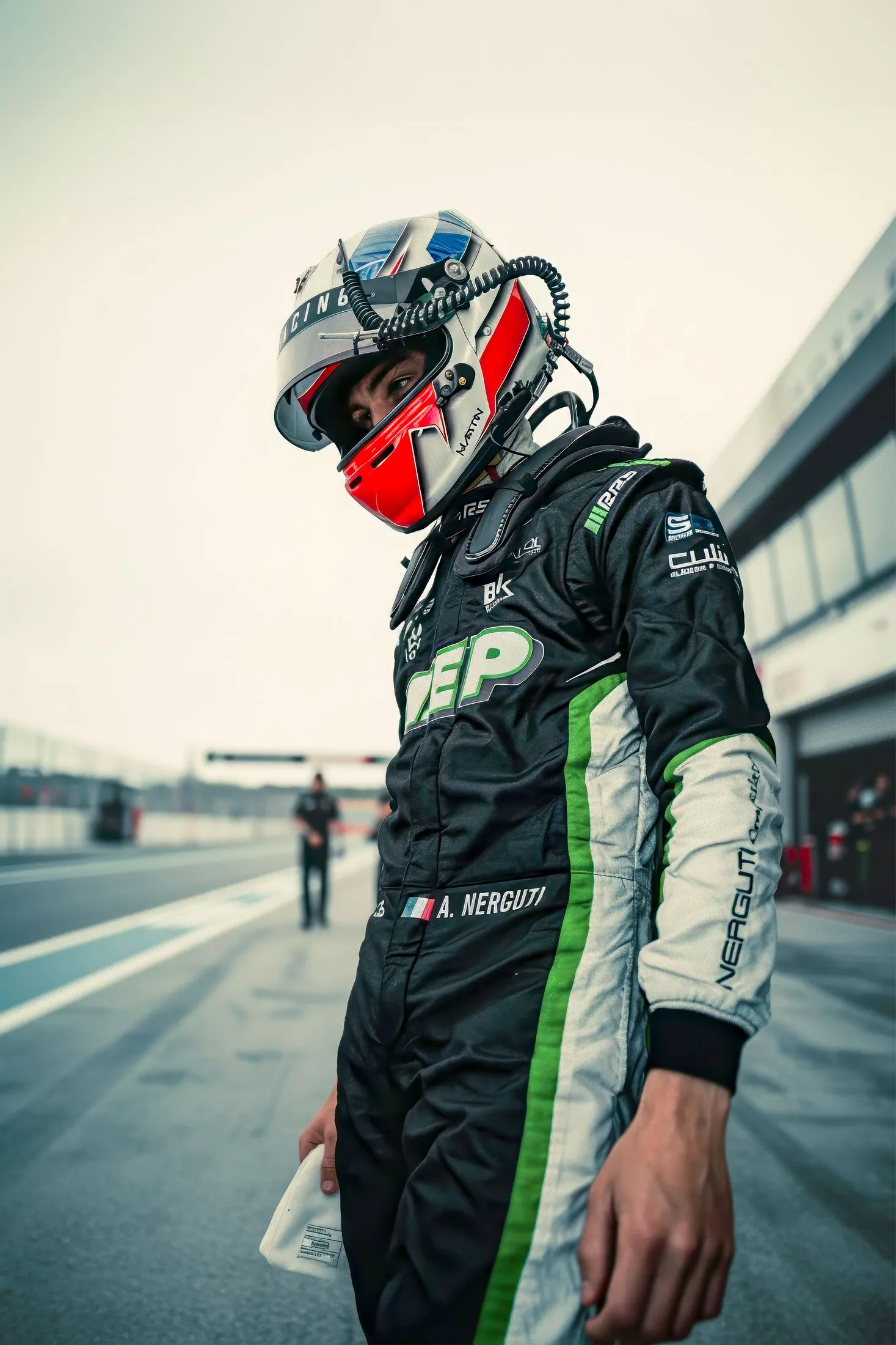 Pilote en combinaison dans la voie des stands