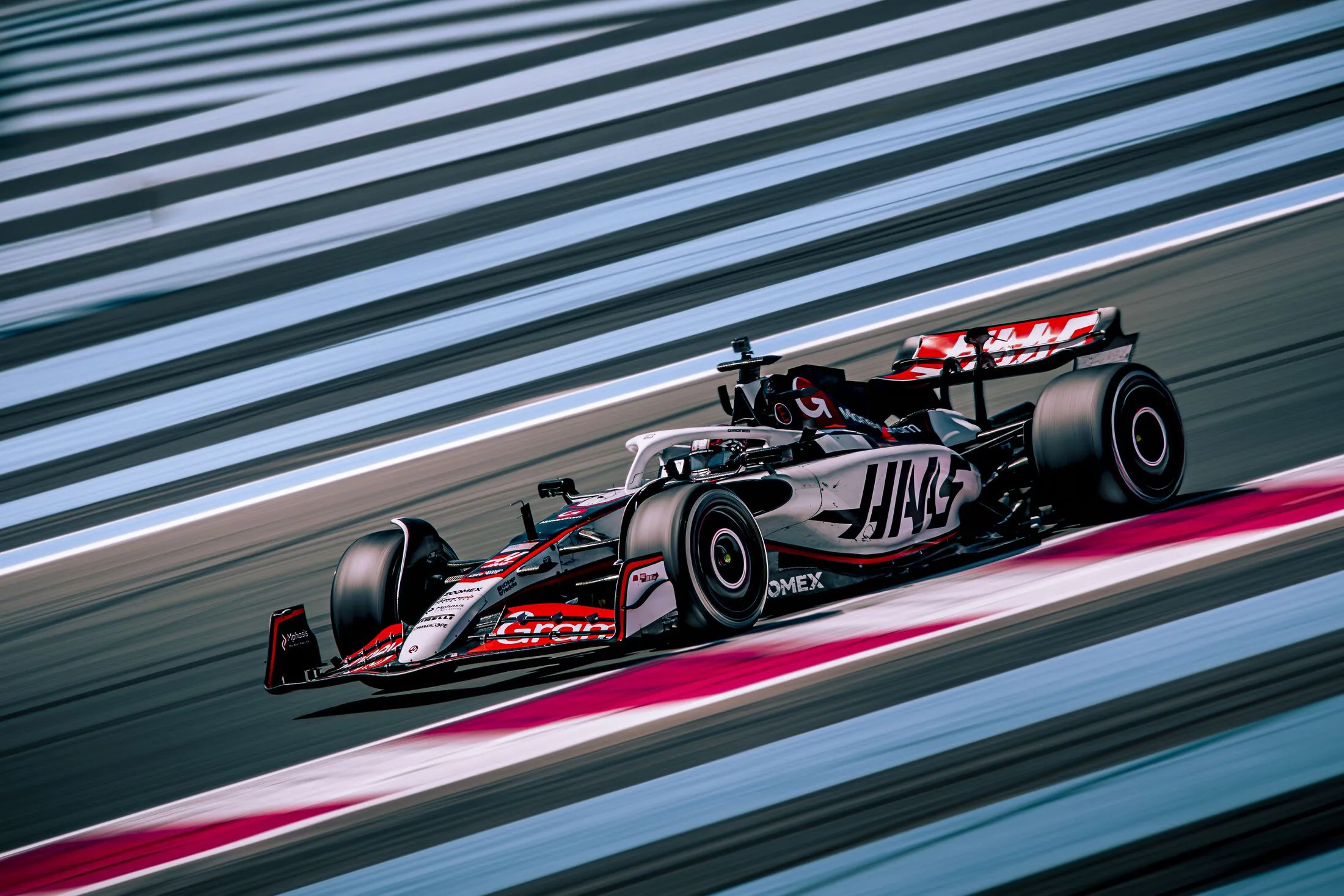 Monoplace Haas F1 en pleine vitesse