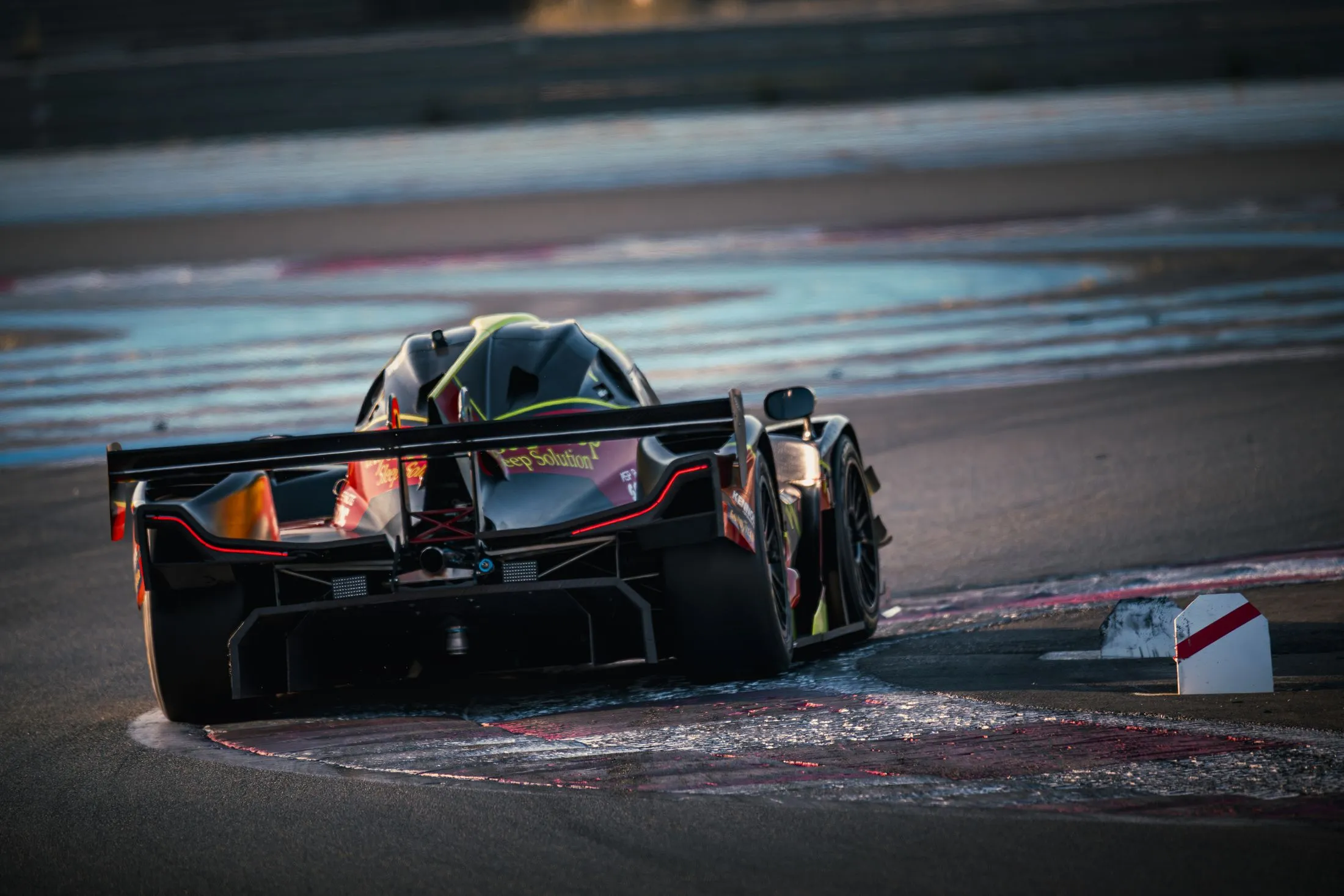 Prototypes LMP en sortie de virage au coucher du soleil