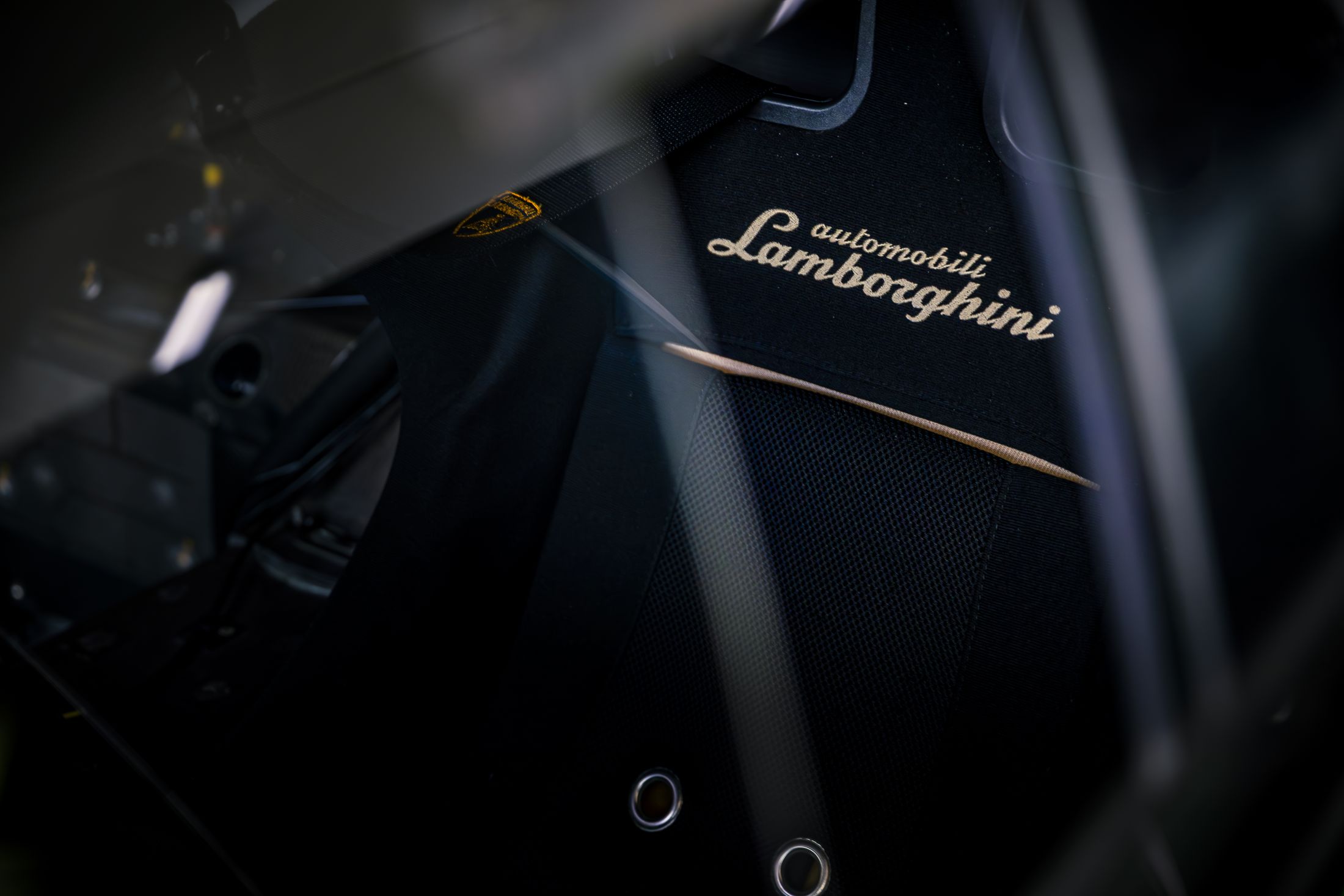 Détail badge Automobili Lamborghini sur tableau de bord