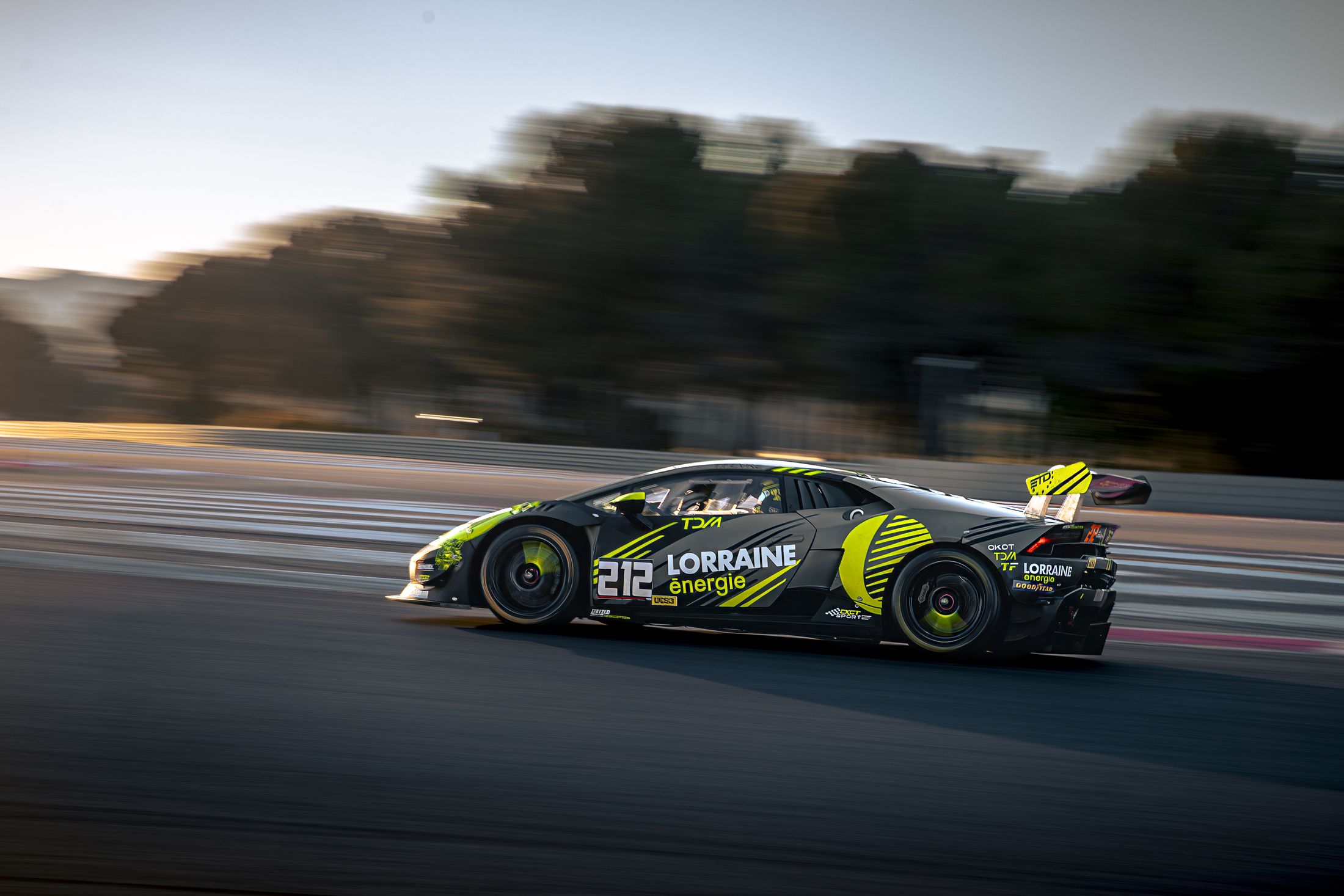Lamborghini Huracán n°22 Lorraine en filé sur circuit
