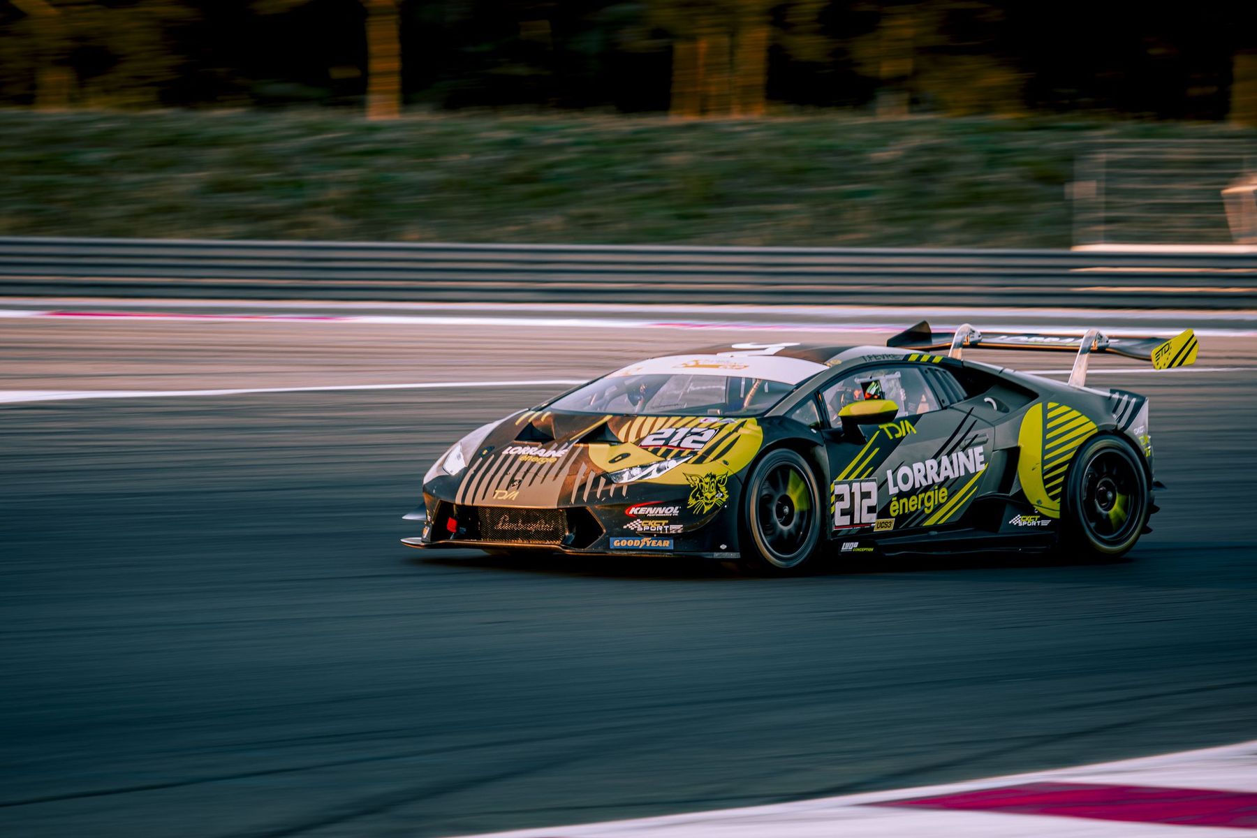 Lamborghini Huracán n°22 en filé, lumière du soir