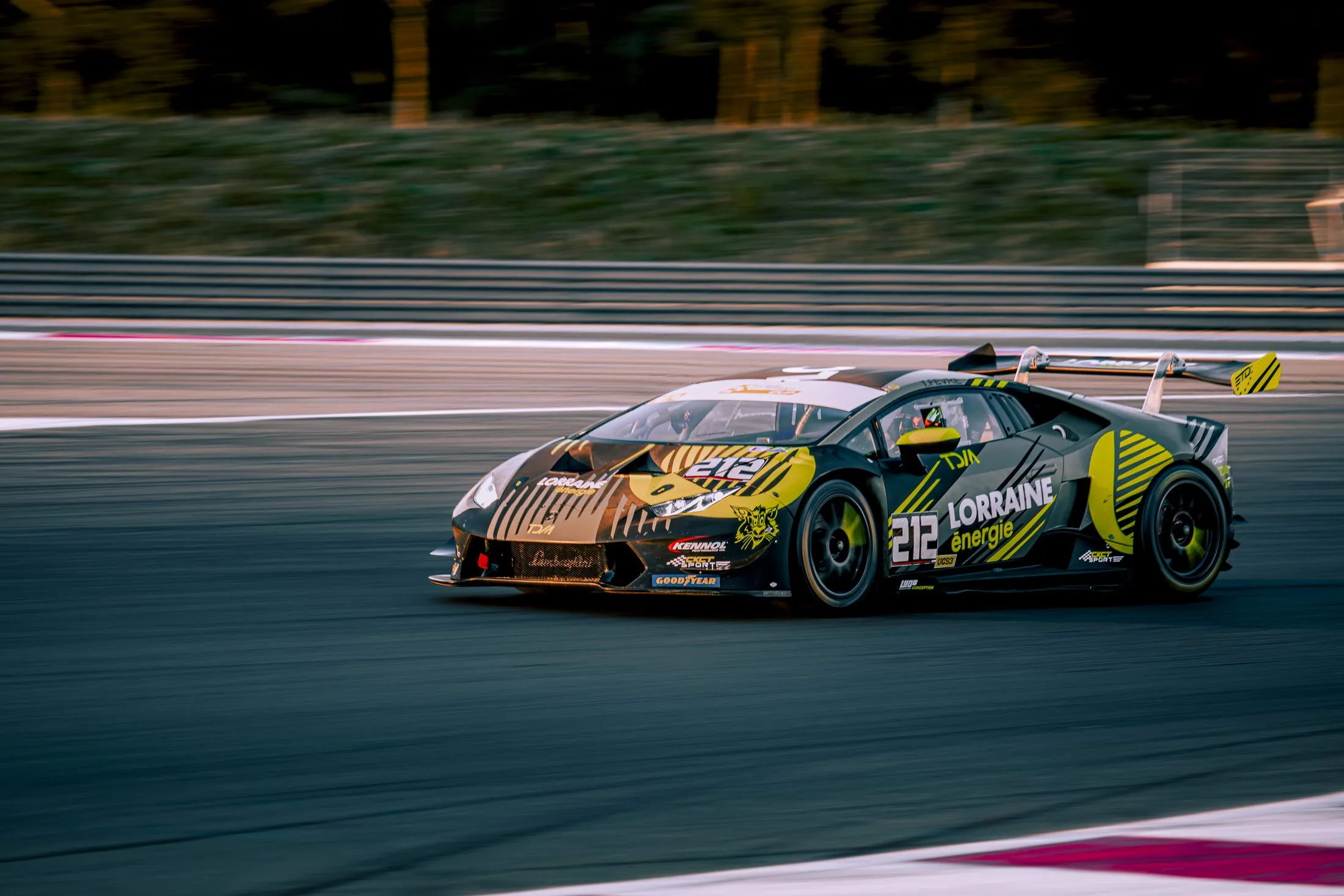 Lamborghini Huracan GT3 en piste de nuit