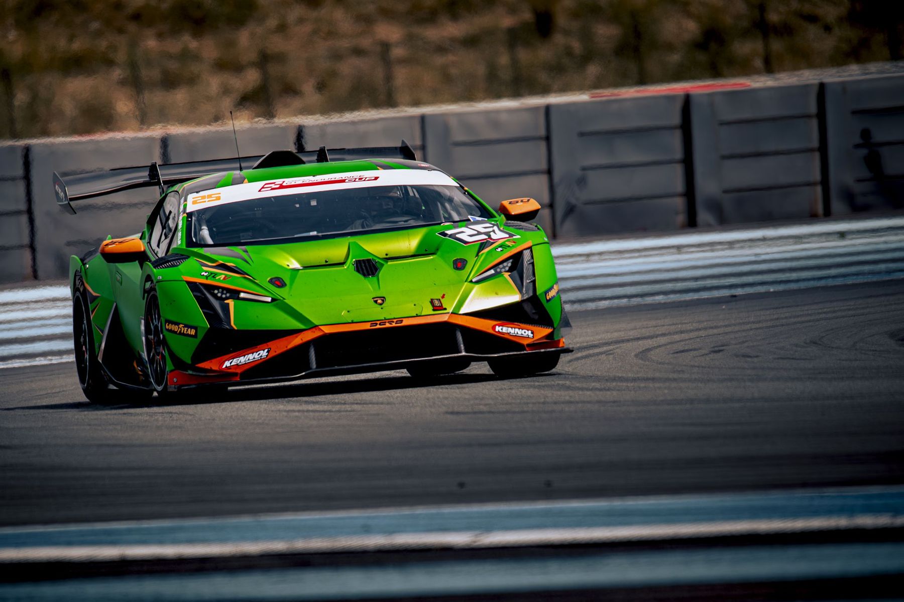 Lamborghini Huracán verte n°25 de face sur le circuit Paul Ricard