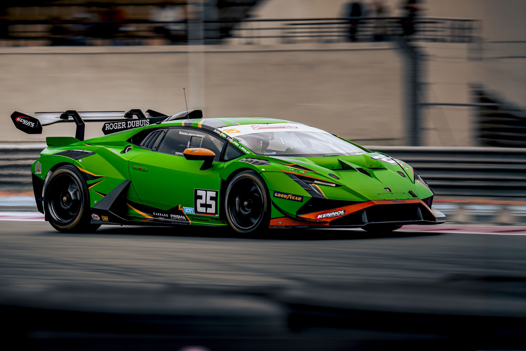 Lamborghini Huracán n°25 en pleine sortie de virage