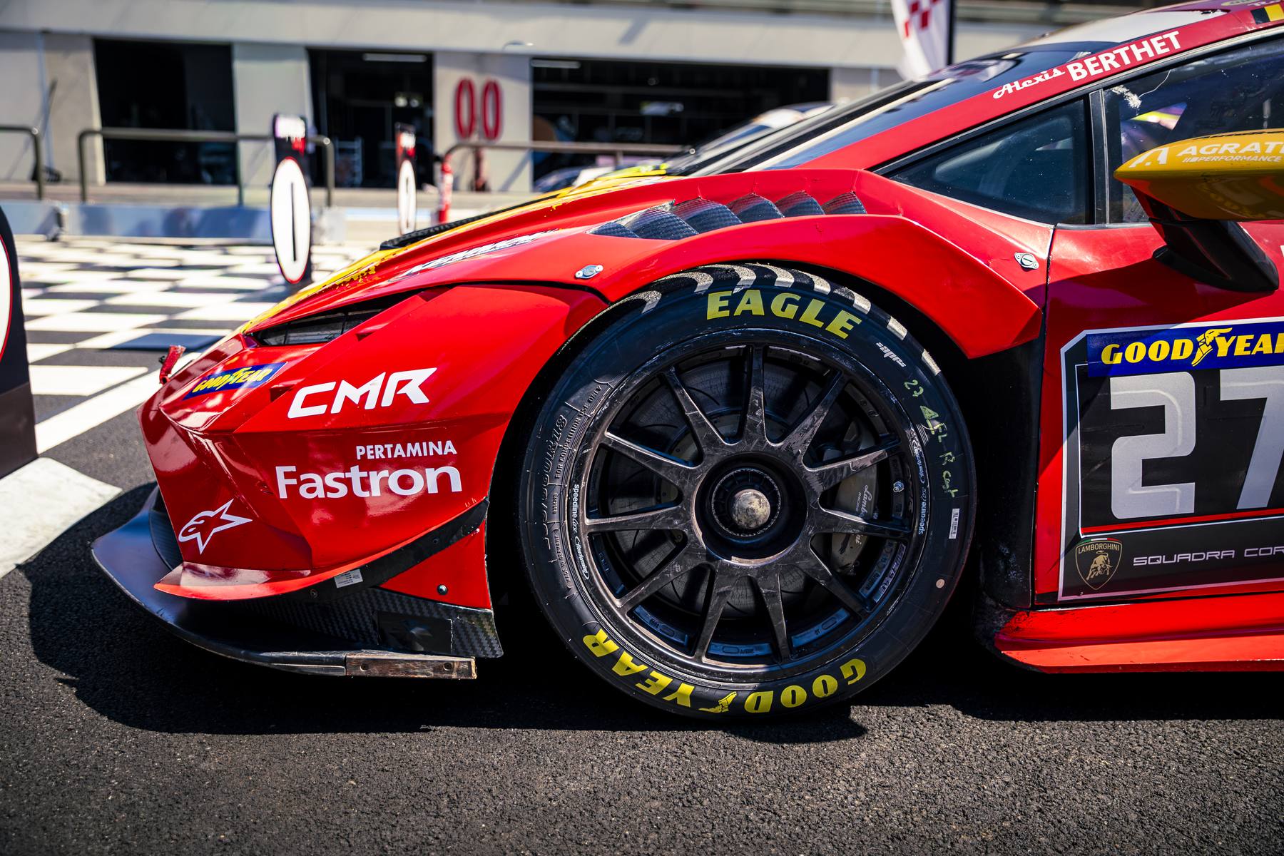 Lamborghini Huracán rouge n°27 CMR, plan bas sur la roue