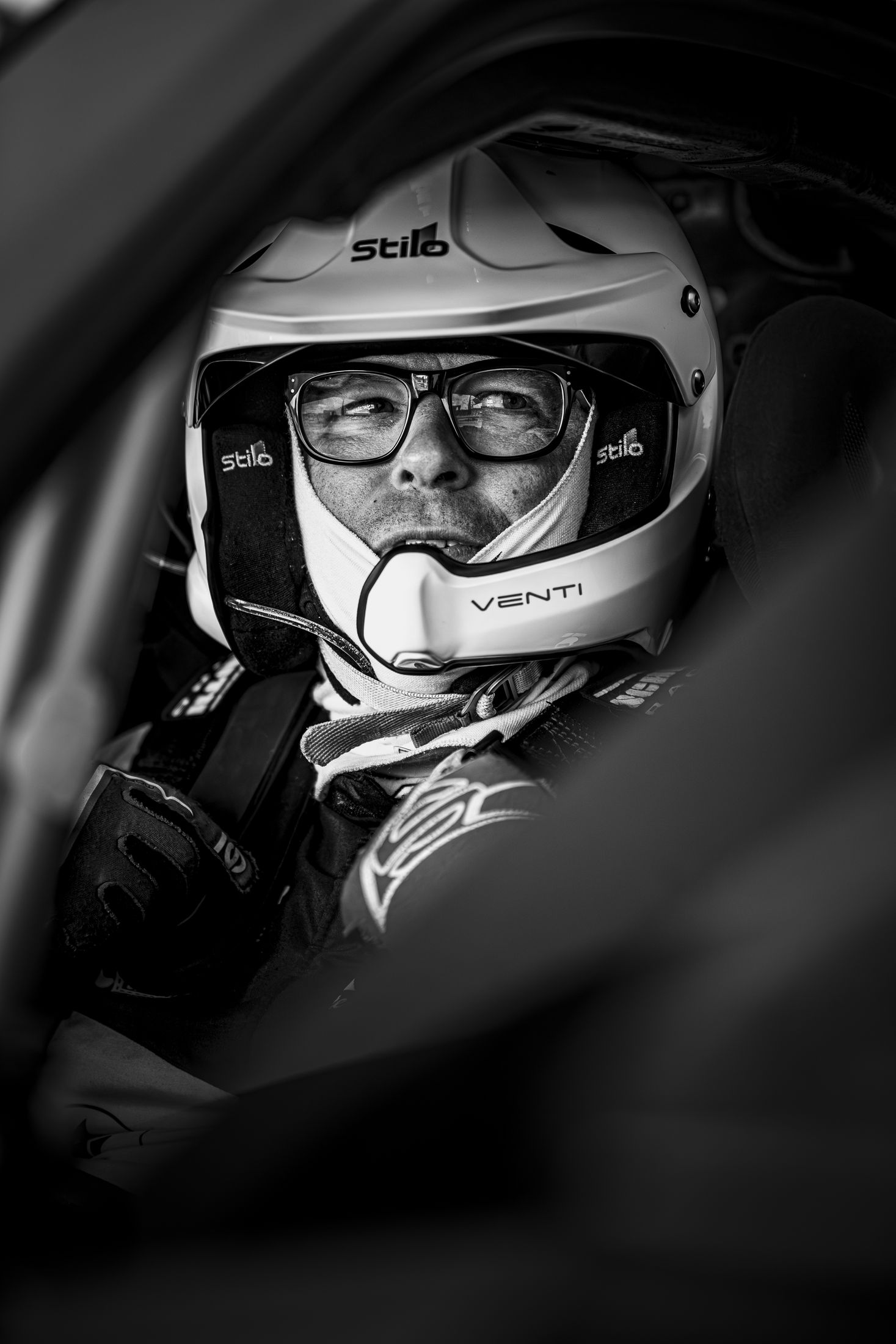 Portrait pilote casque blanc, regard caméra avant course