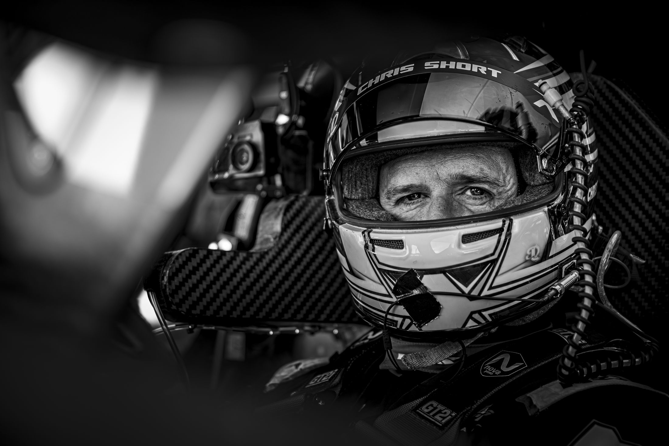 Portrait pilote casque, noir et blanc, regard intense