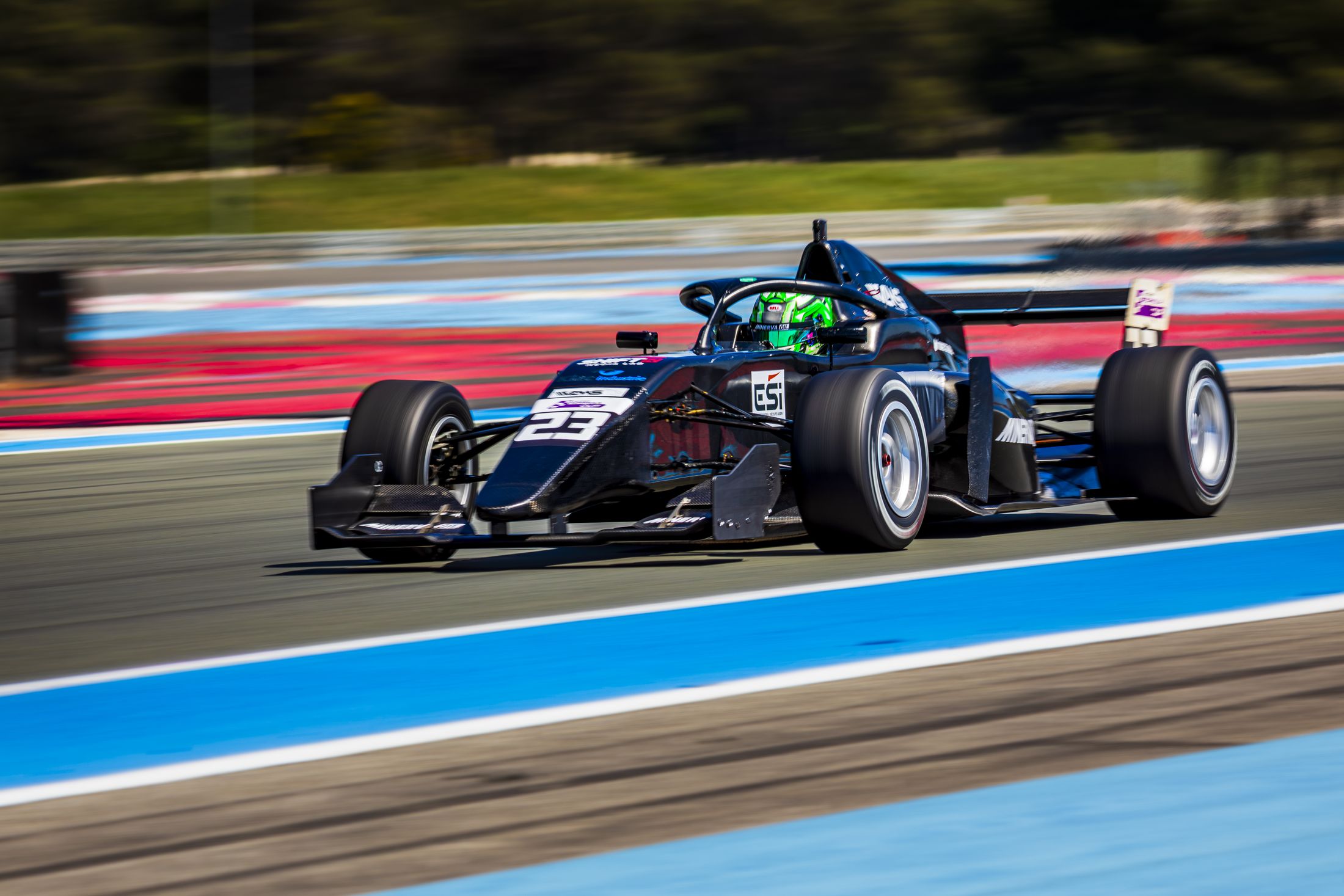 Monoplace bleu marine en filé, plein virage