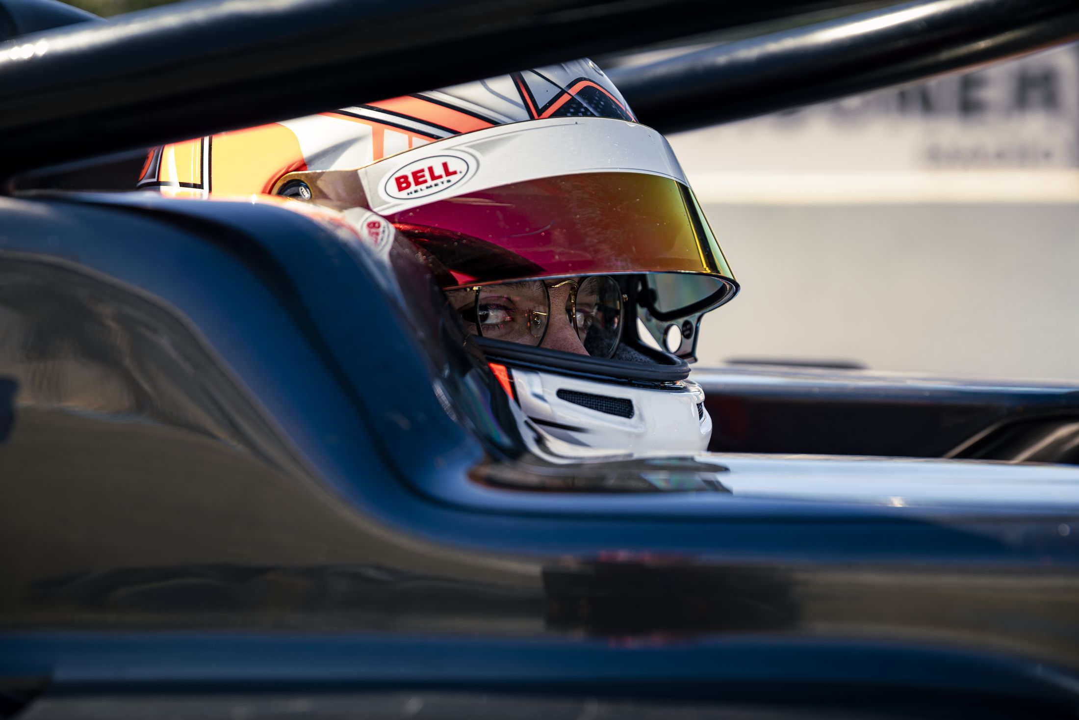 Portrait pilote dans le cockpit, casque blanc et rouge Bell