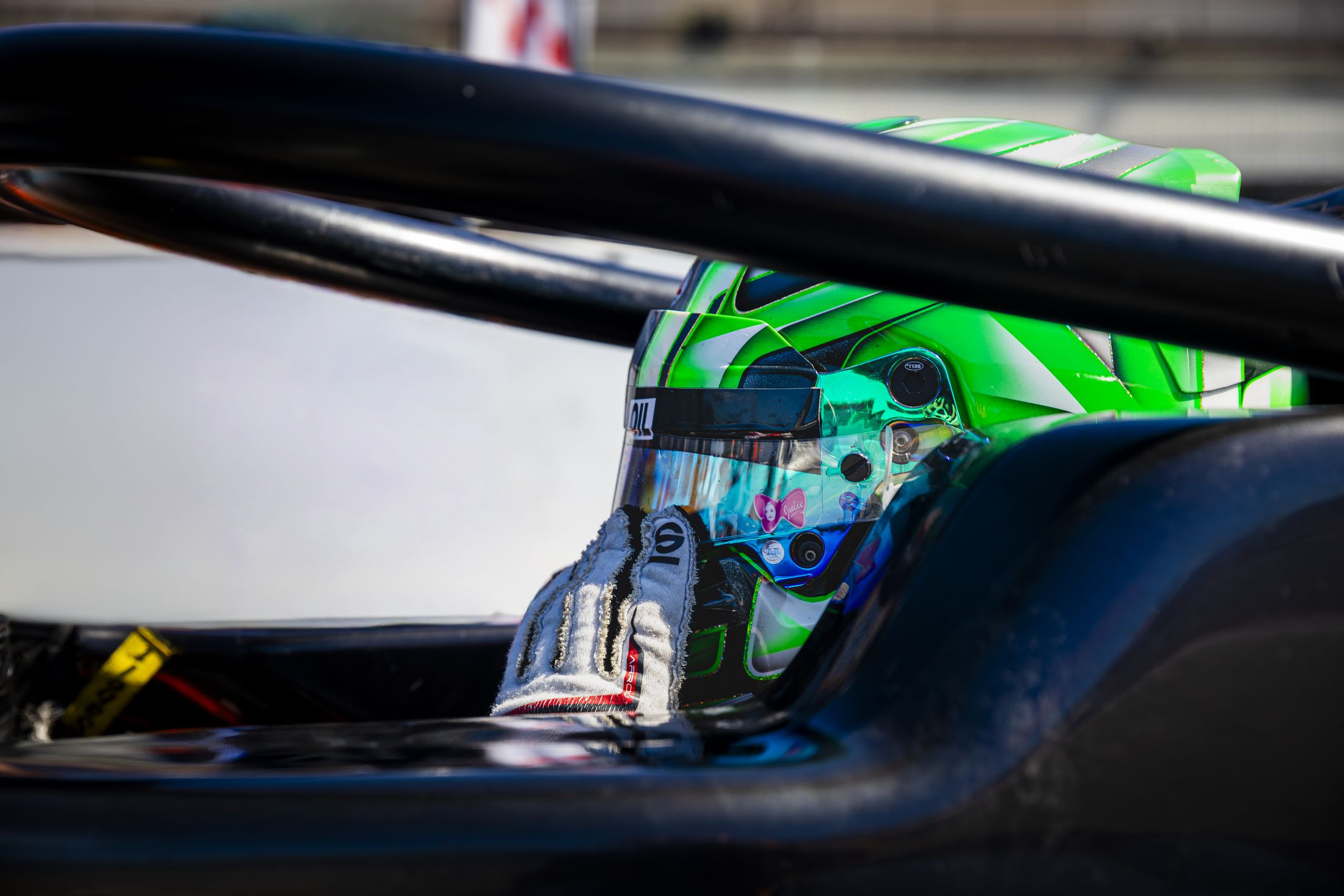 Portrait pilote dans le cockpit, casque vert
