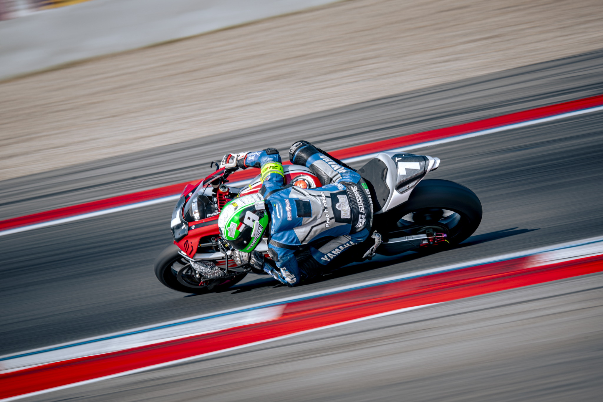 Deux motos engagées côte à côte sur les vibreurs du Circuit de Barcelona-Catalunya
