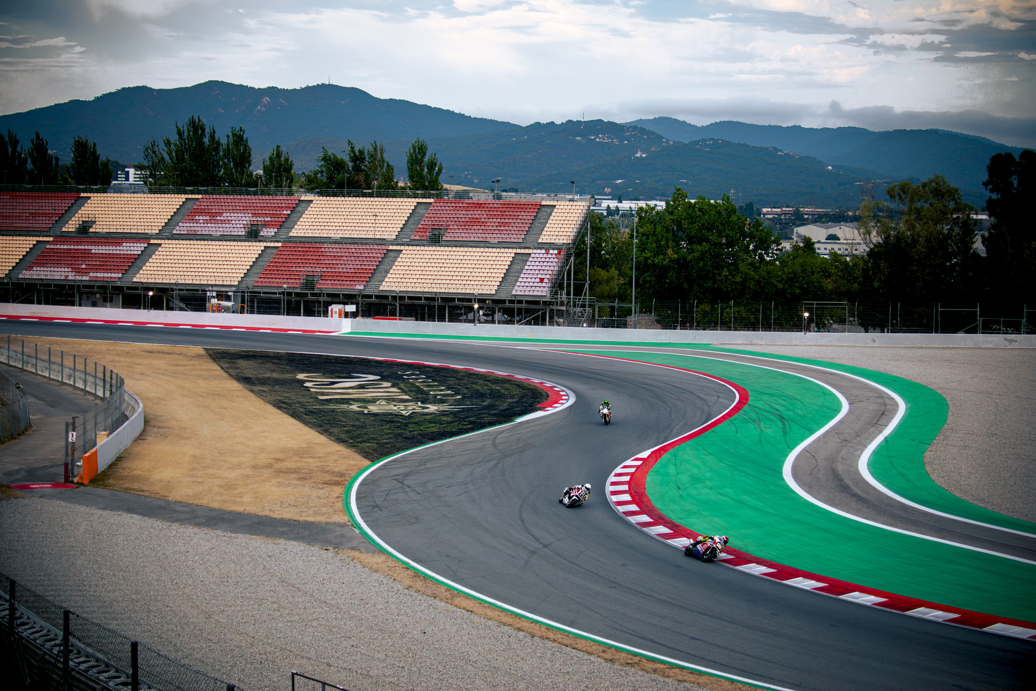 Peloton de motos traversant les enchaînements du Circuit de Barcelona-Catalunya pendant l’endurance