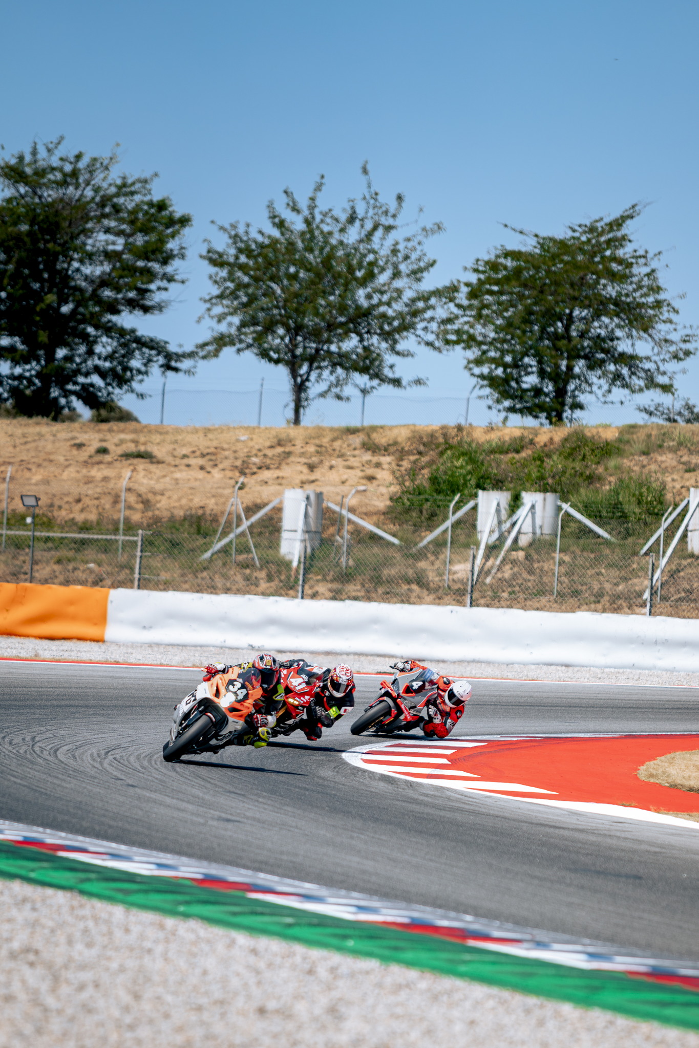 Groupe de motos plongeant vers un virage du Circuit de Barcelona-Catalunya
