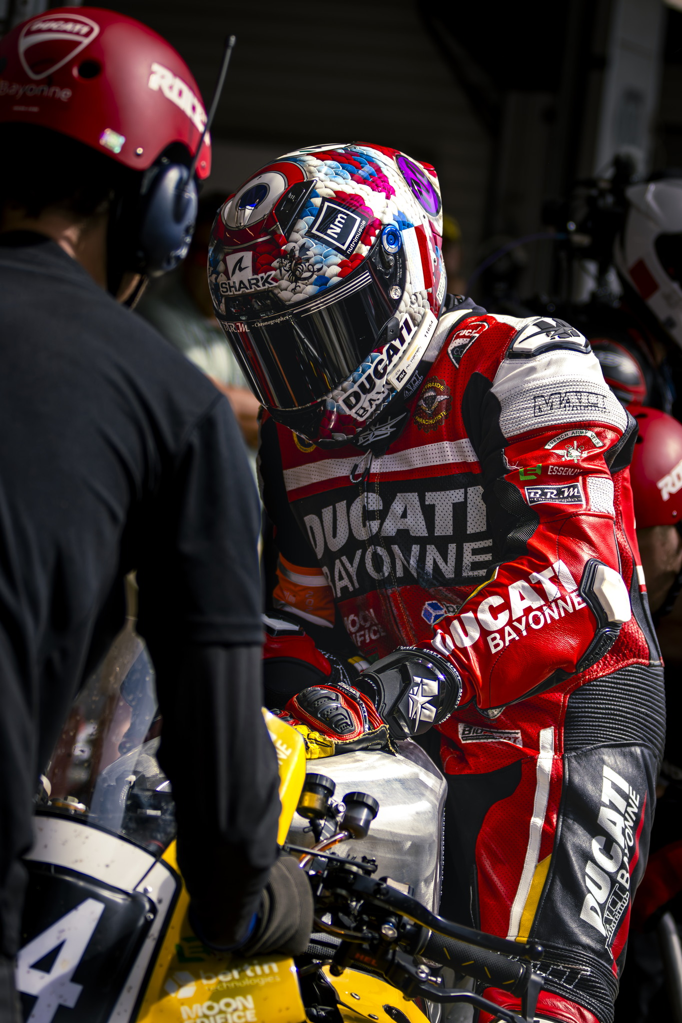 Pilote Ducati casqué prêt à repartir depuis le stand aux 24 Heures de Barcelone 2026