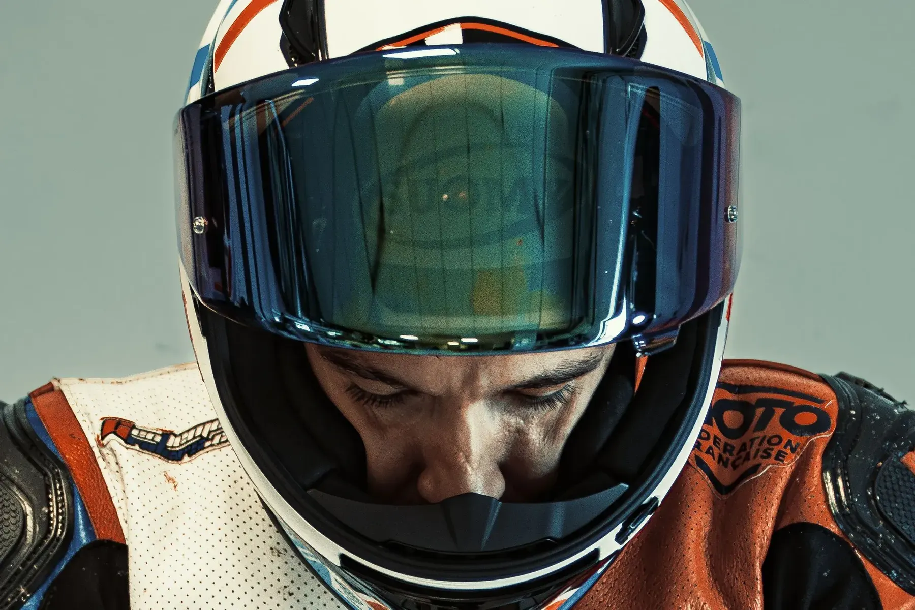 Portrait casque pilote moto