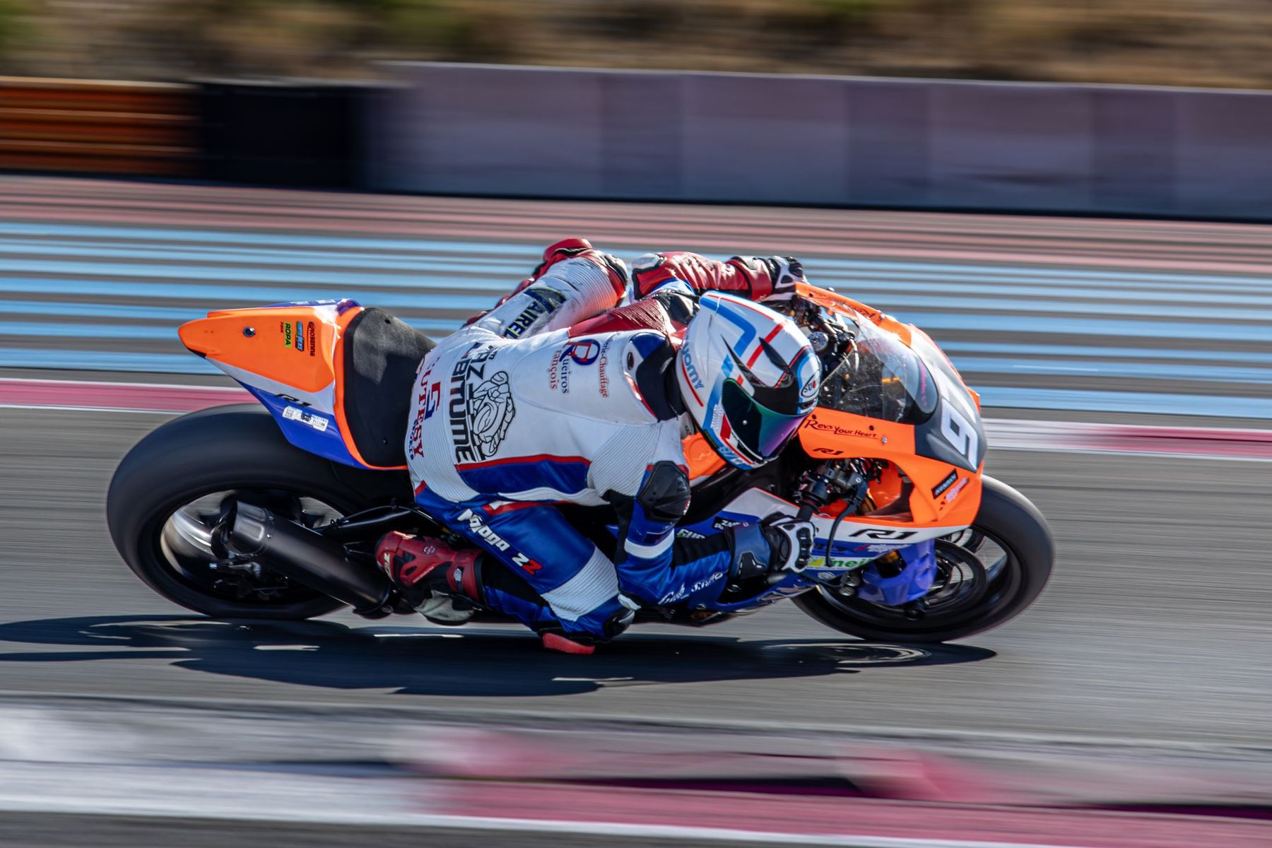 Yamaha R1 Courtesy Sports en pleine inclinaison