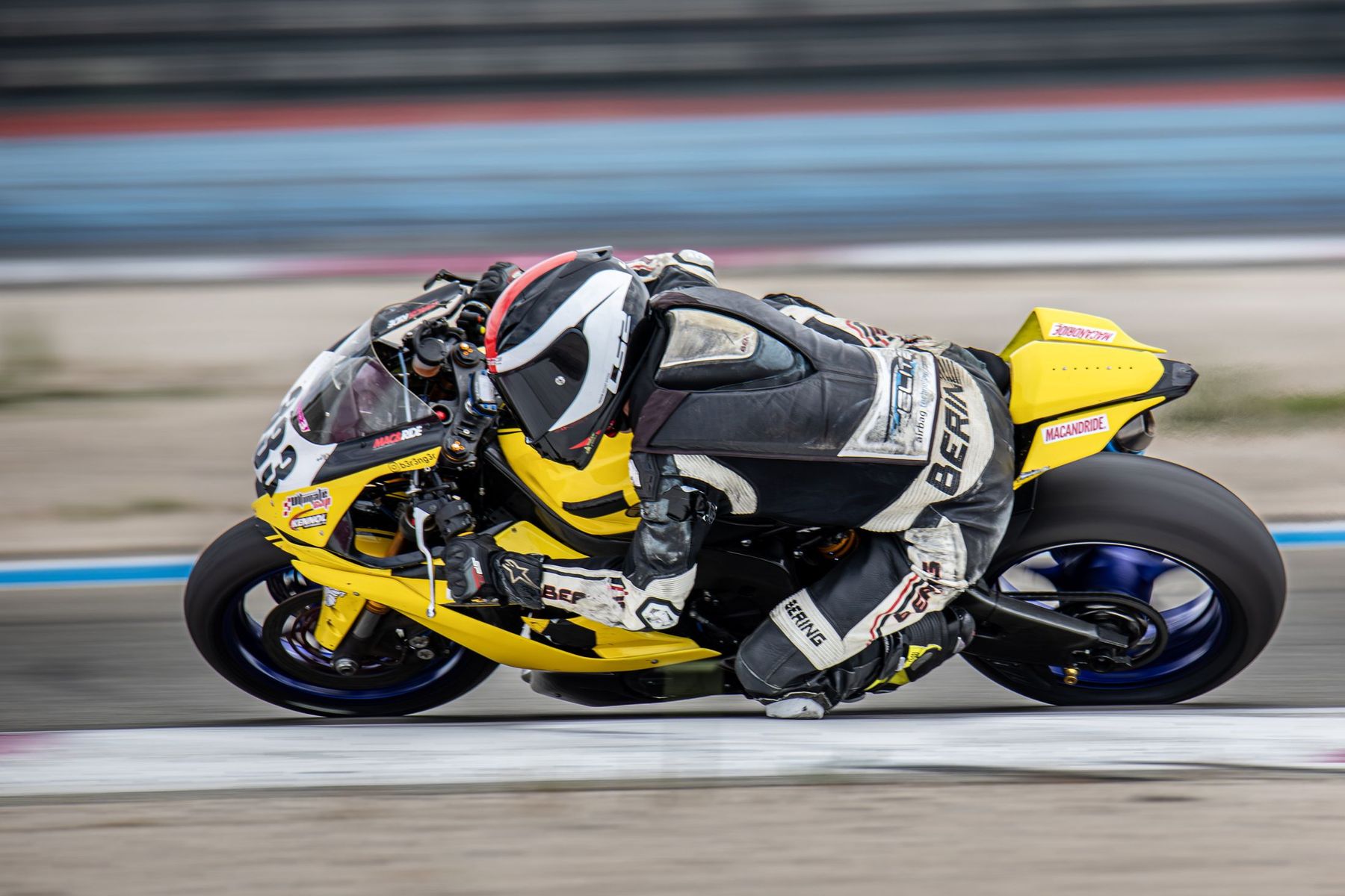 Moto jaune Bering en pleine inclinaison