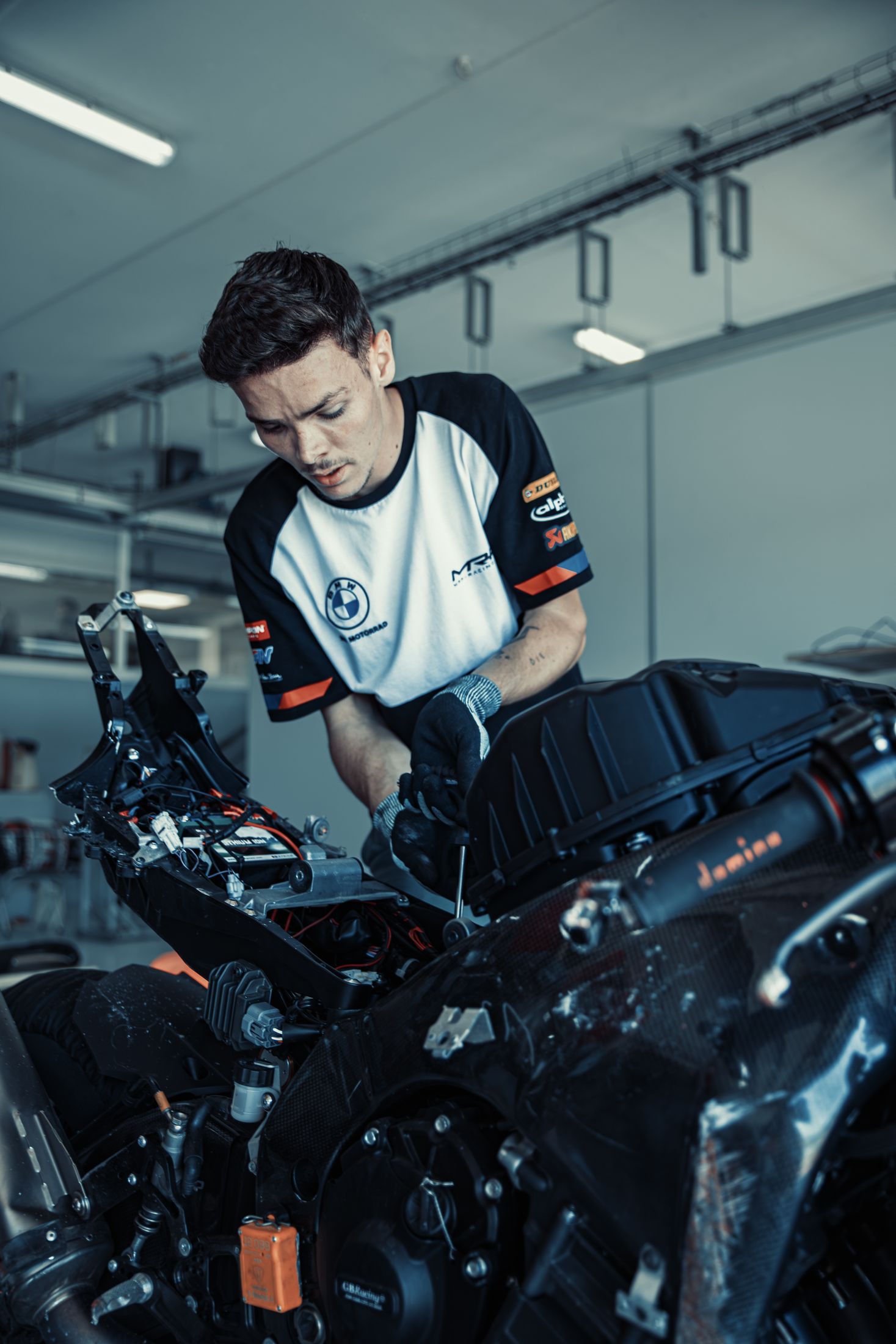 Mécanicien sur moto BMW Motorrad en atelier