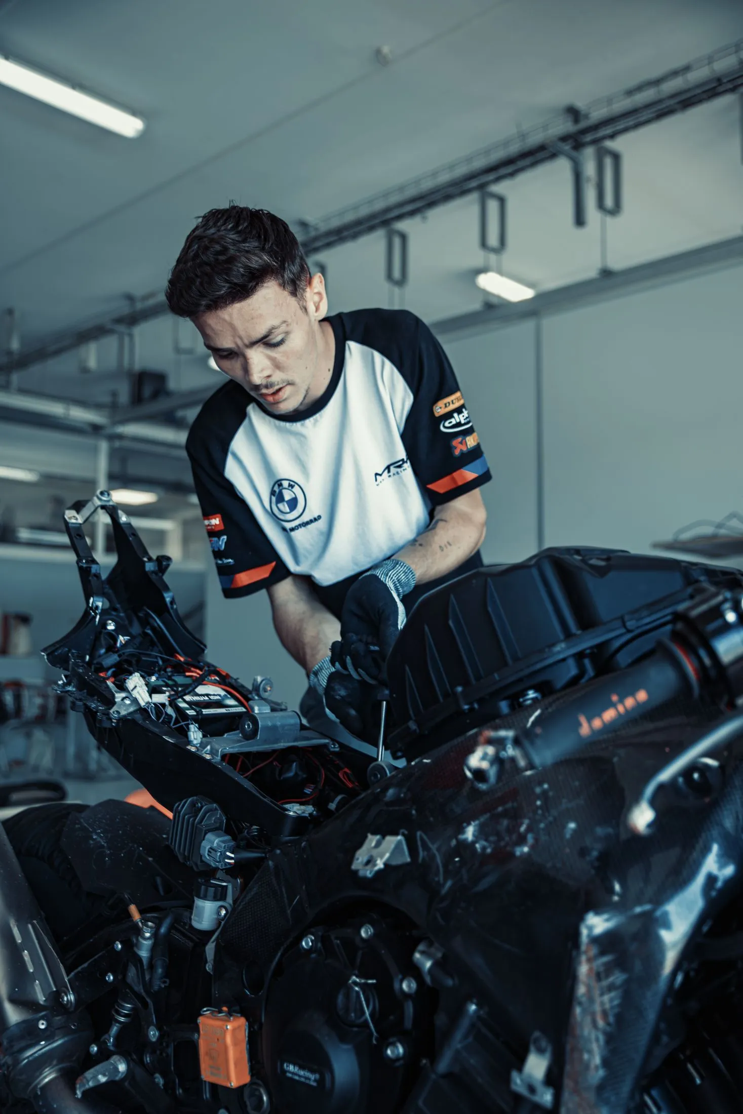 Mécanicien préparant une BMW moto