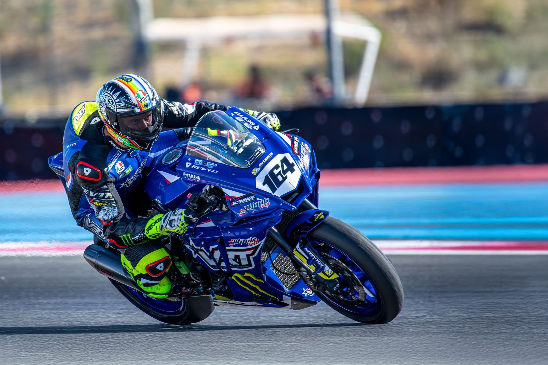 Yamaha bleue n°164 Ultimate Cup en plein virage
