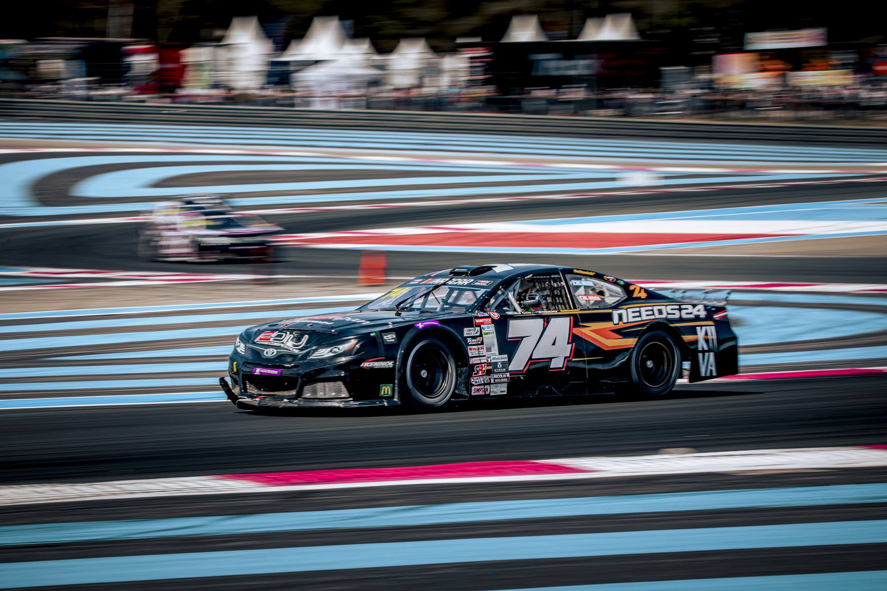 Stock-car n°74 en filé, bordures colorées du circuit