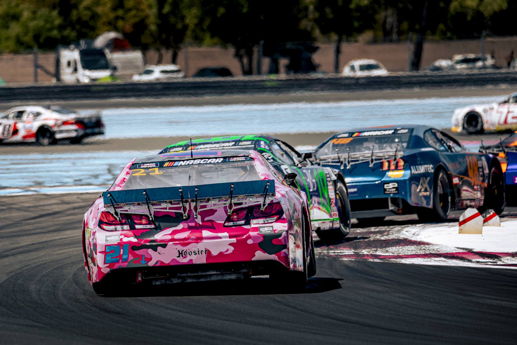Stock-car camouflage rose en tête de peloton