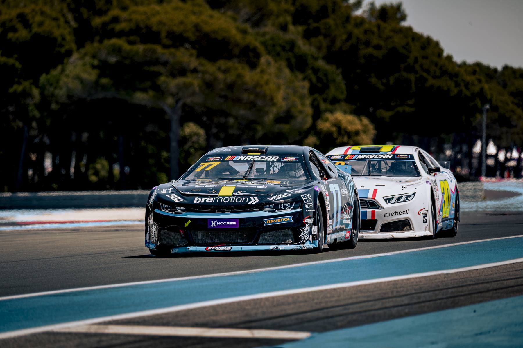 Deux stock-cars côte à côte en sortie de virage