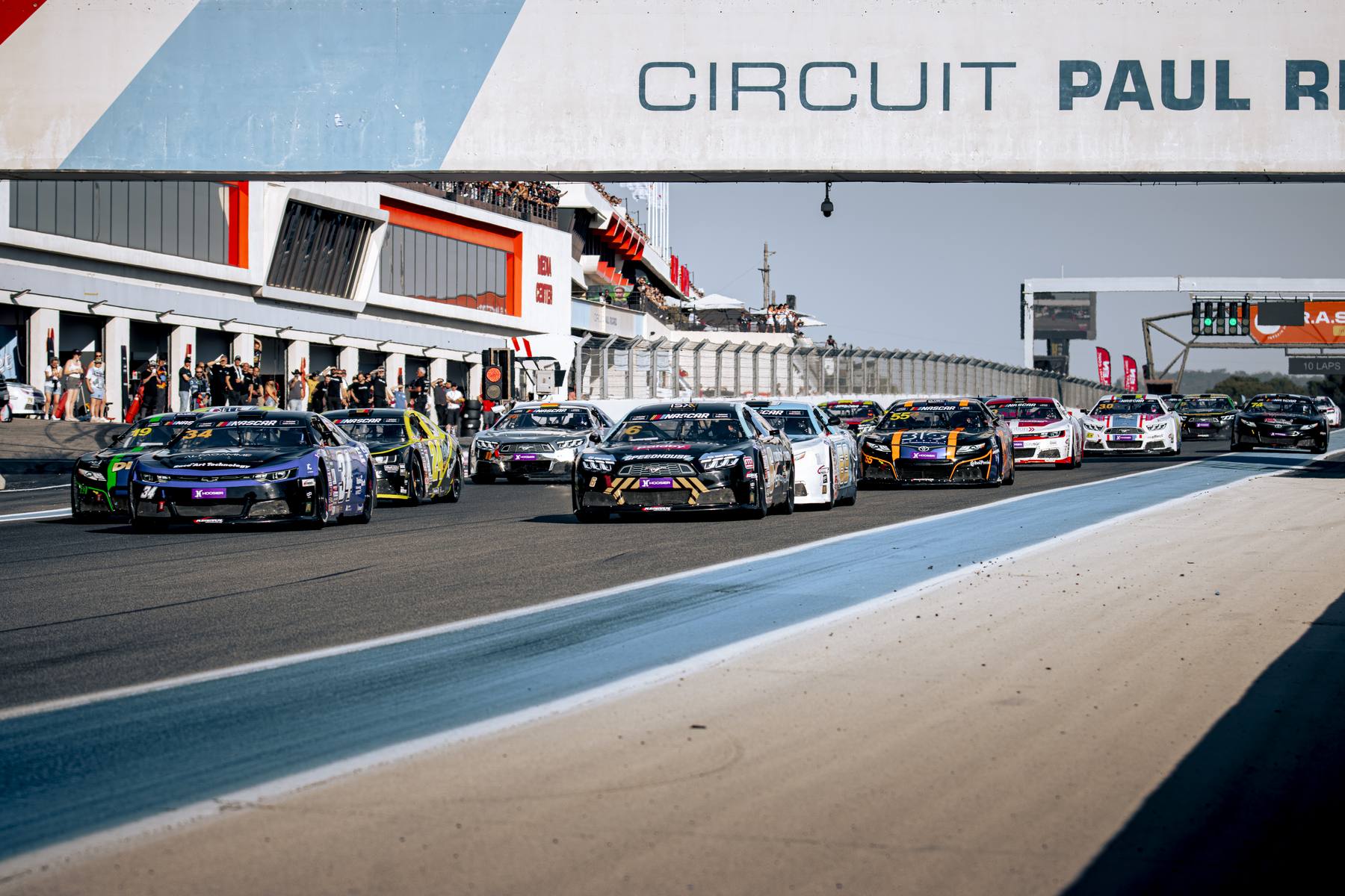 Grille de départ sous le panneau Circuit Paul Ricard
