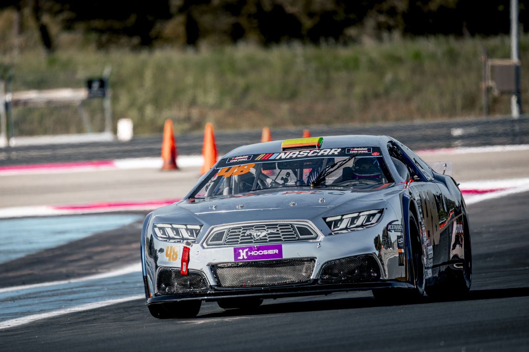Stock-car gris en virage, plan de face