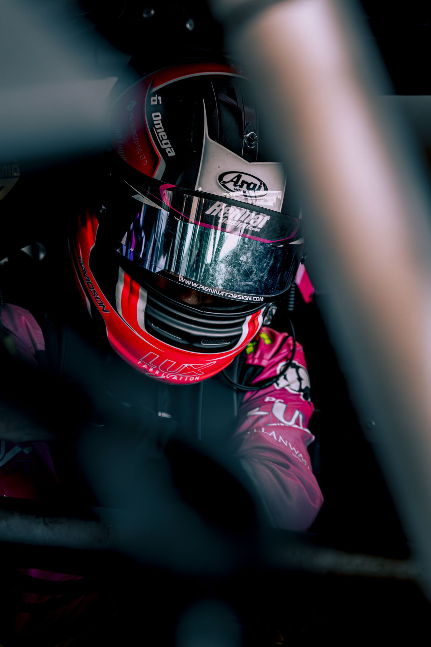 Portrait pilote dans le cockpit, casque rose et noir