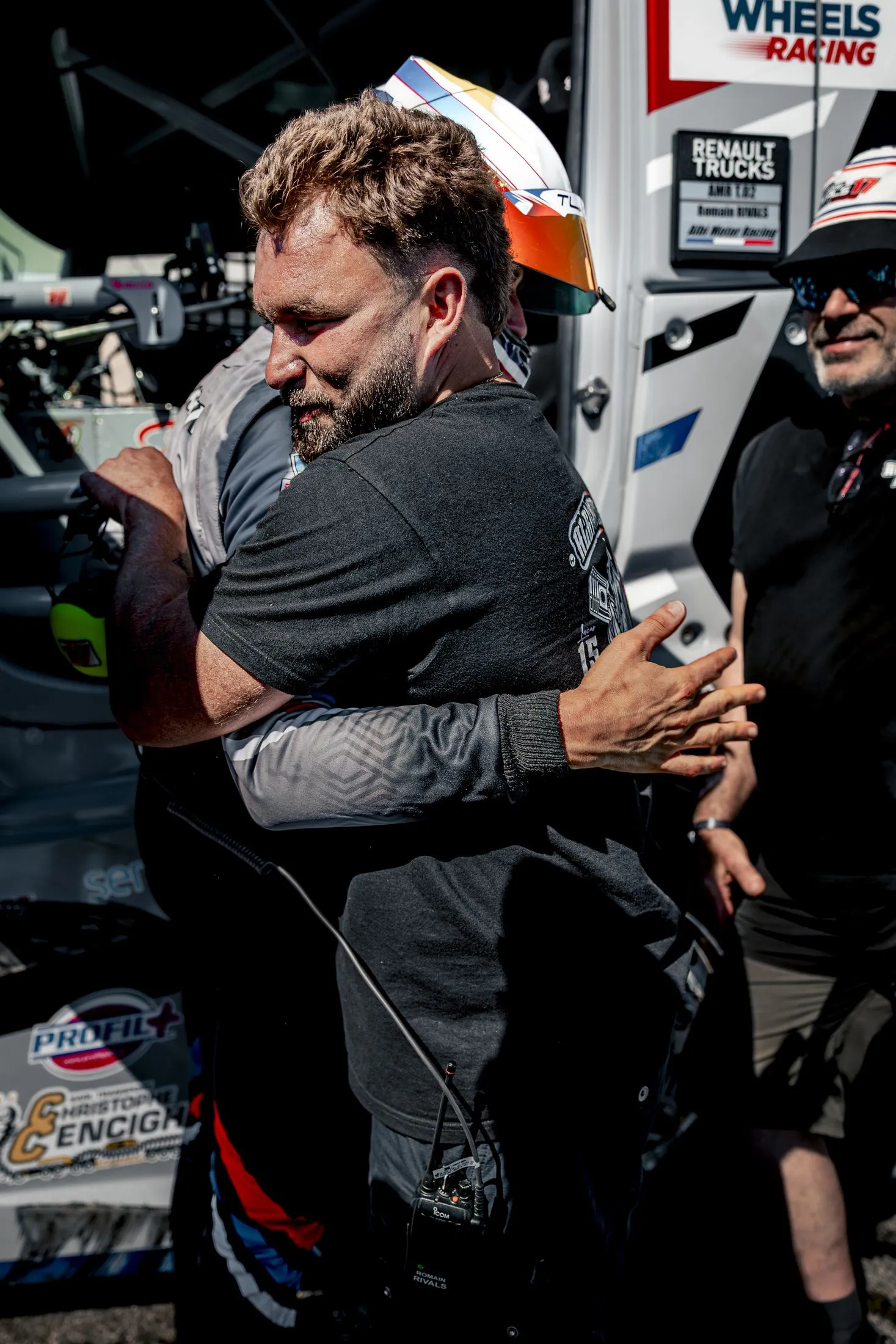 Accolade entre deux personnes dans le paddock après la course
