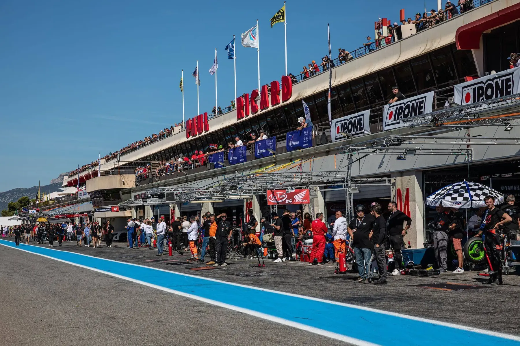 Vue large de la pitlane et des tribunes du circuit Paul Ricard