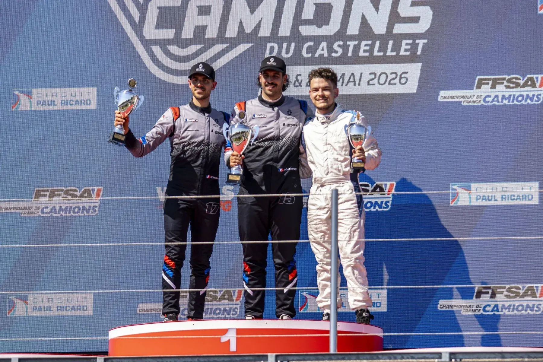 Podium à trois, trophées levés, Camions du Castellet