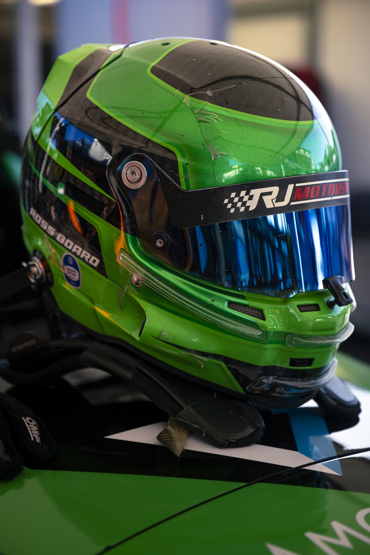Plan serré sur un casque vert floqué Radical