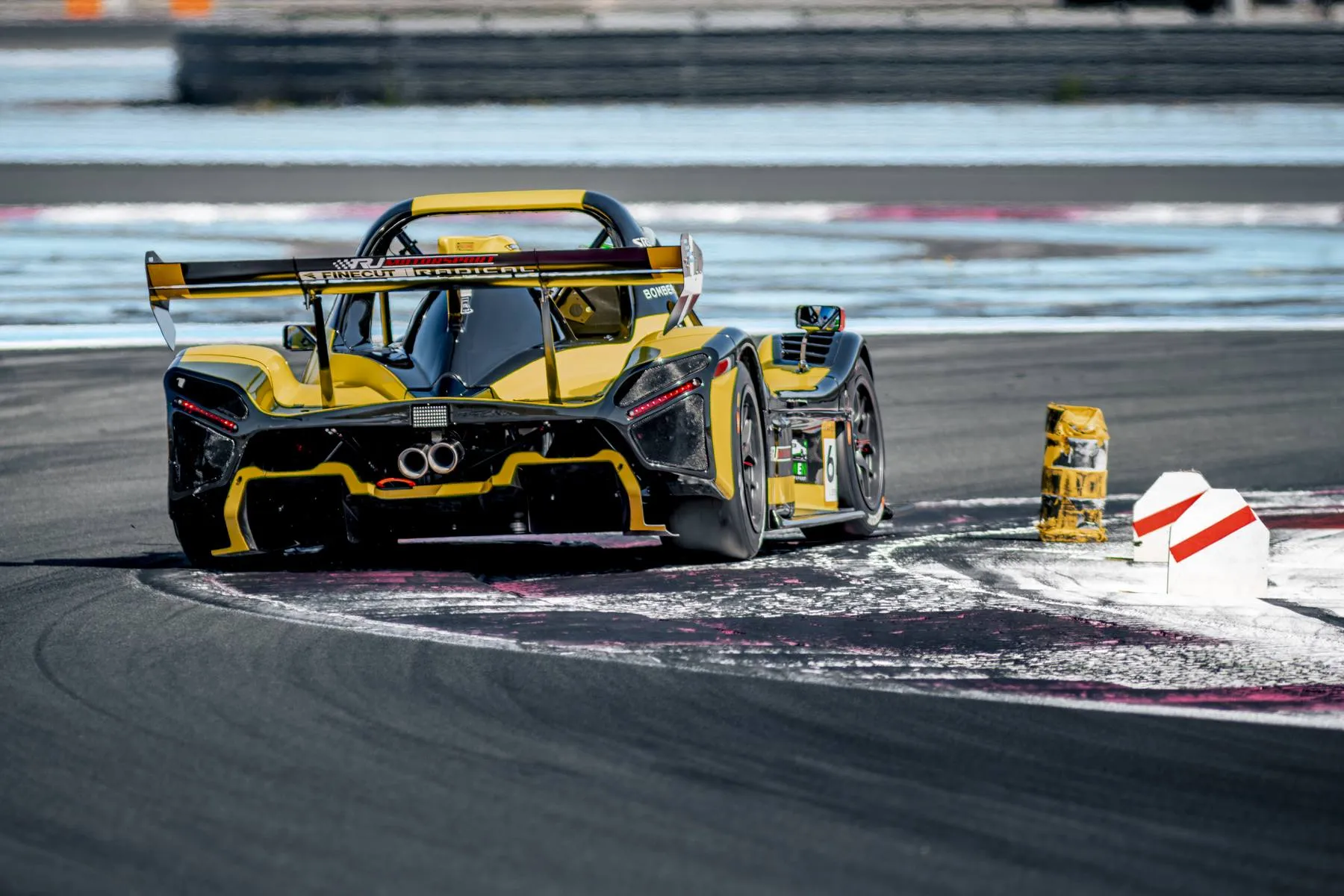 Radical Cup dans un virage du Paul Ricard