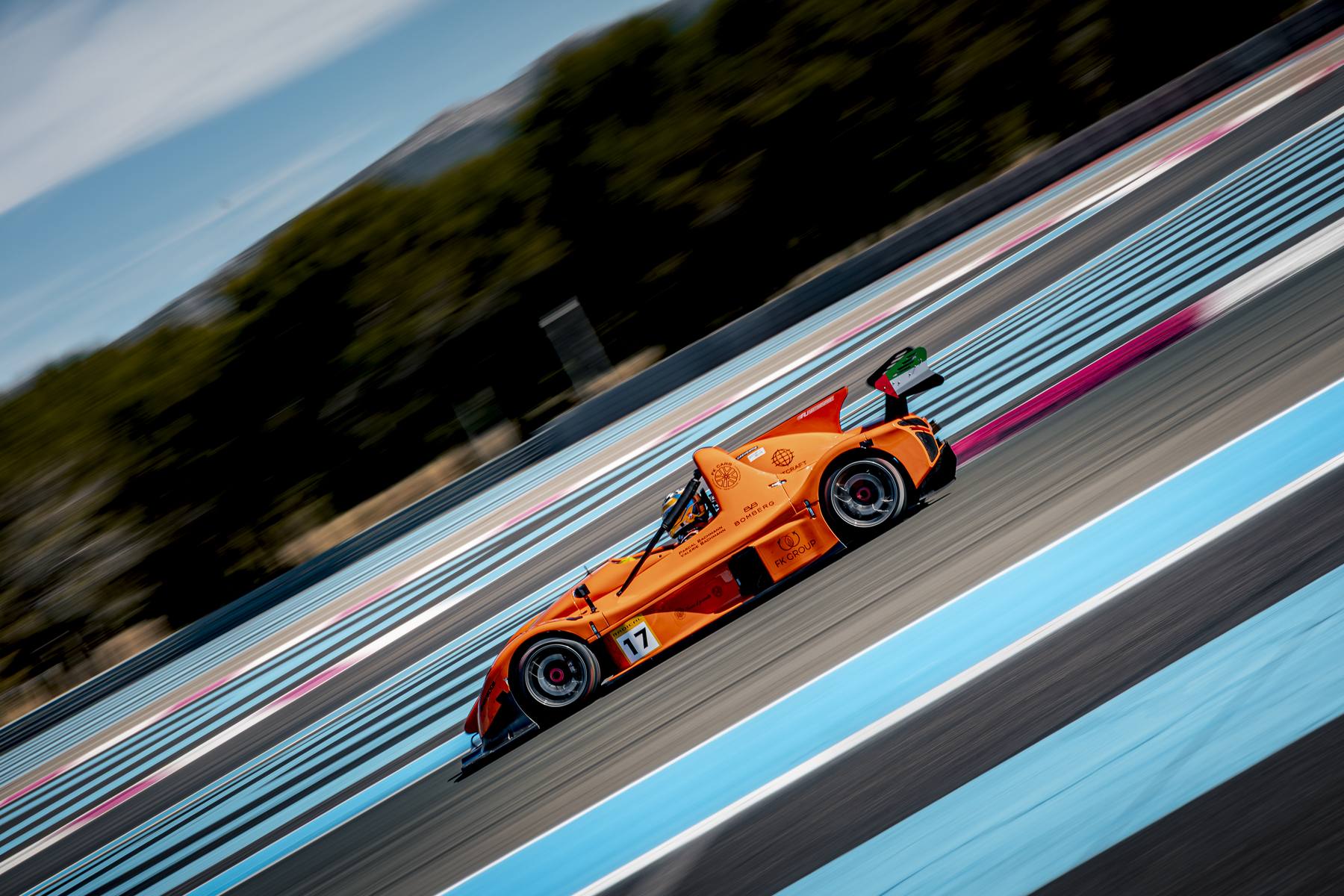 Radical orange en filé, vue surplombant le circuit