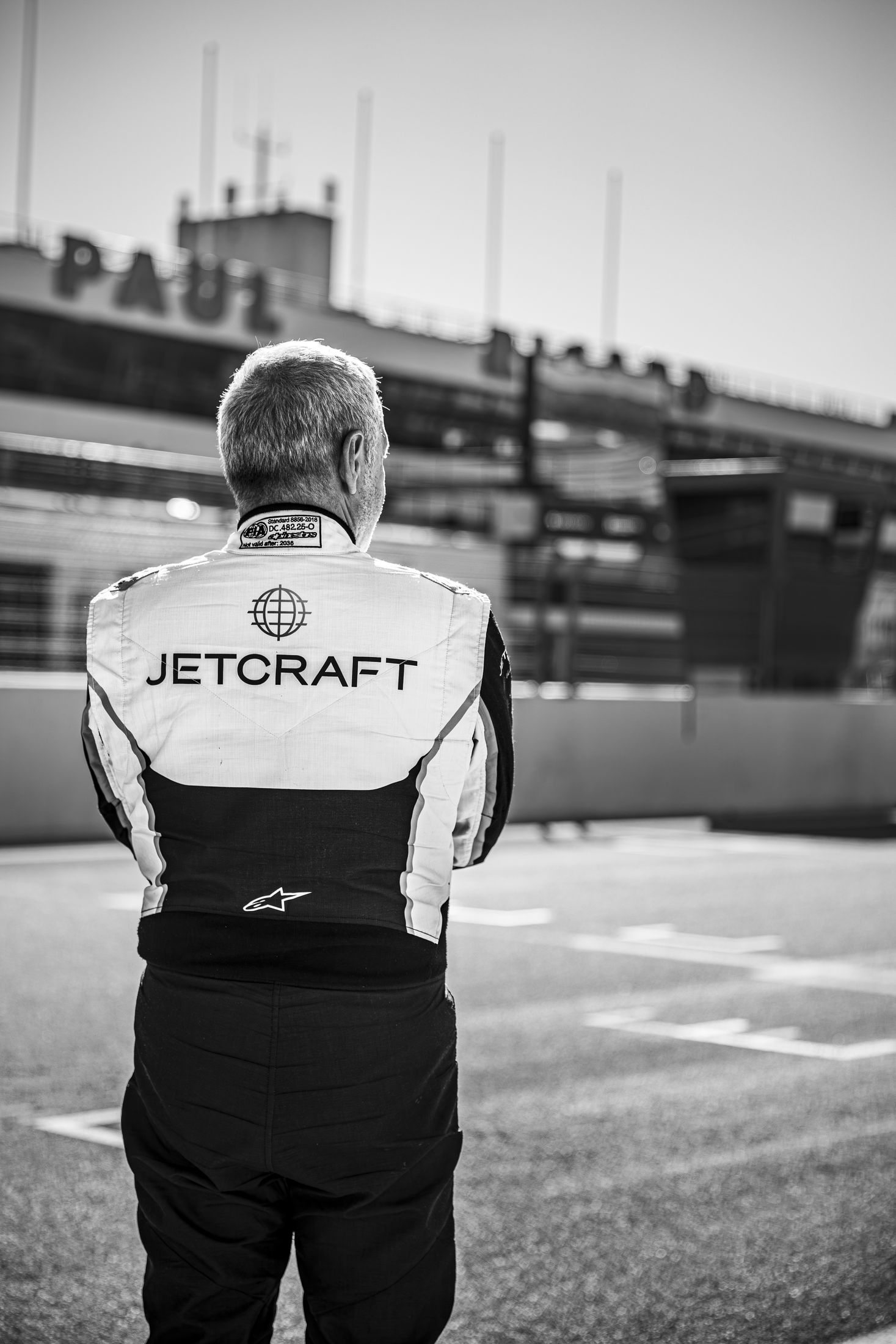 Portrait pilote de dos en noir et blanc, sponsor Jetcraft
