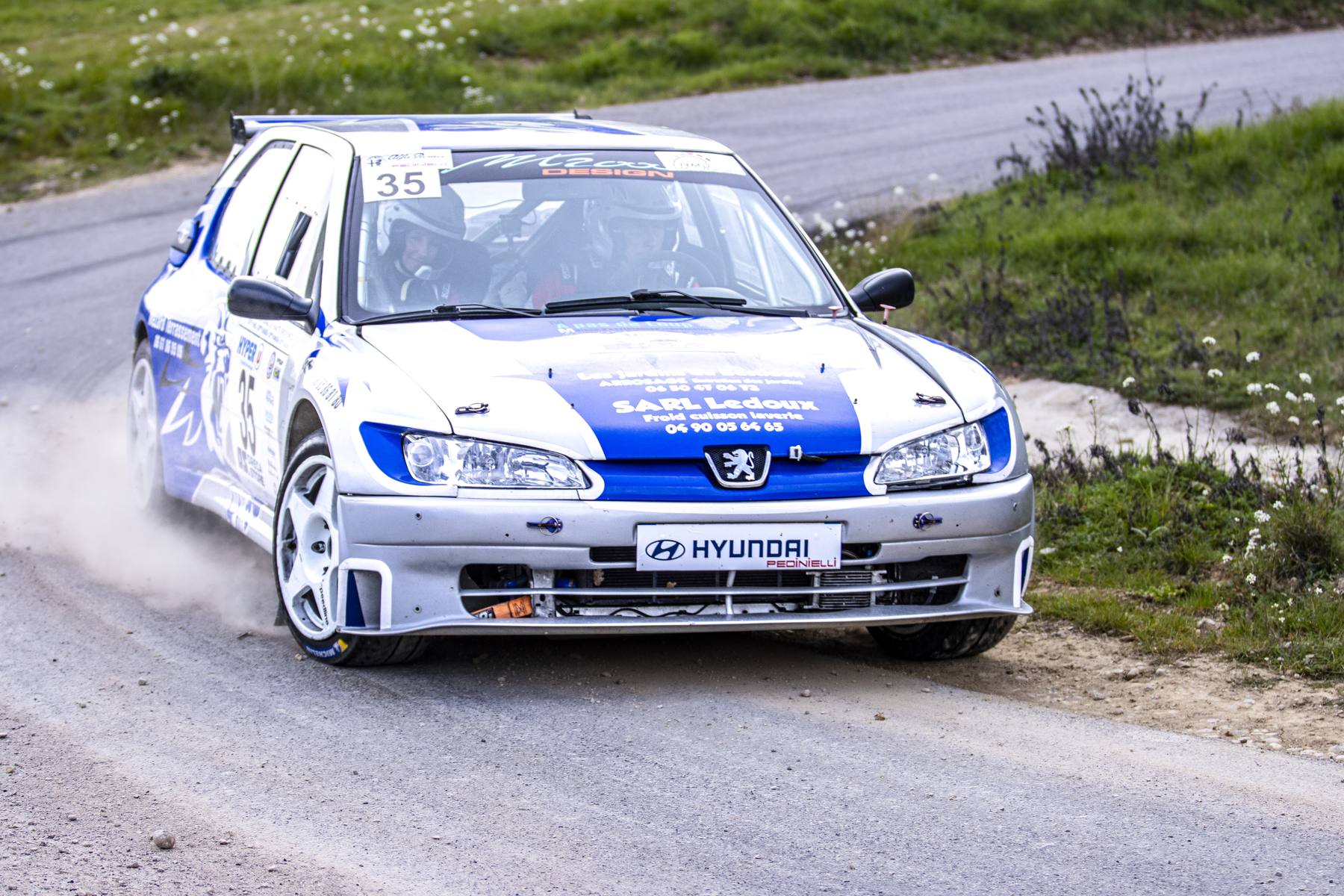 Peugeot 306 Maxi bleue et blanche en pleine attaque