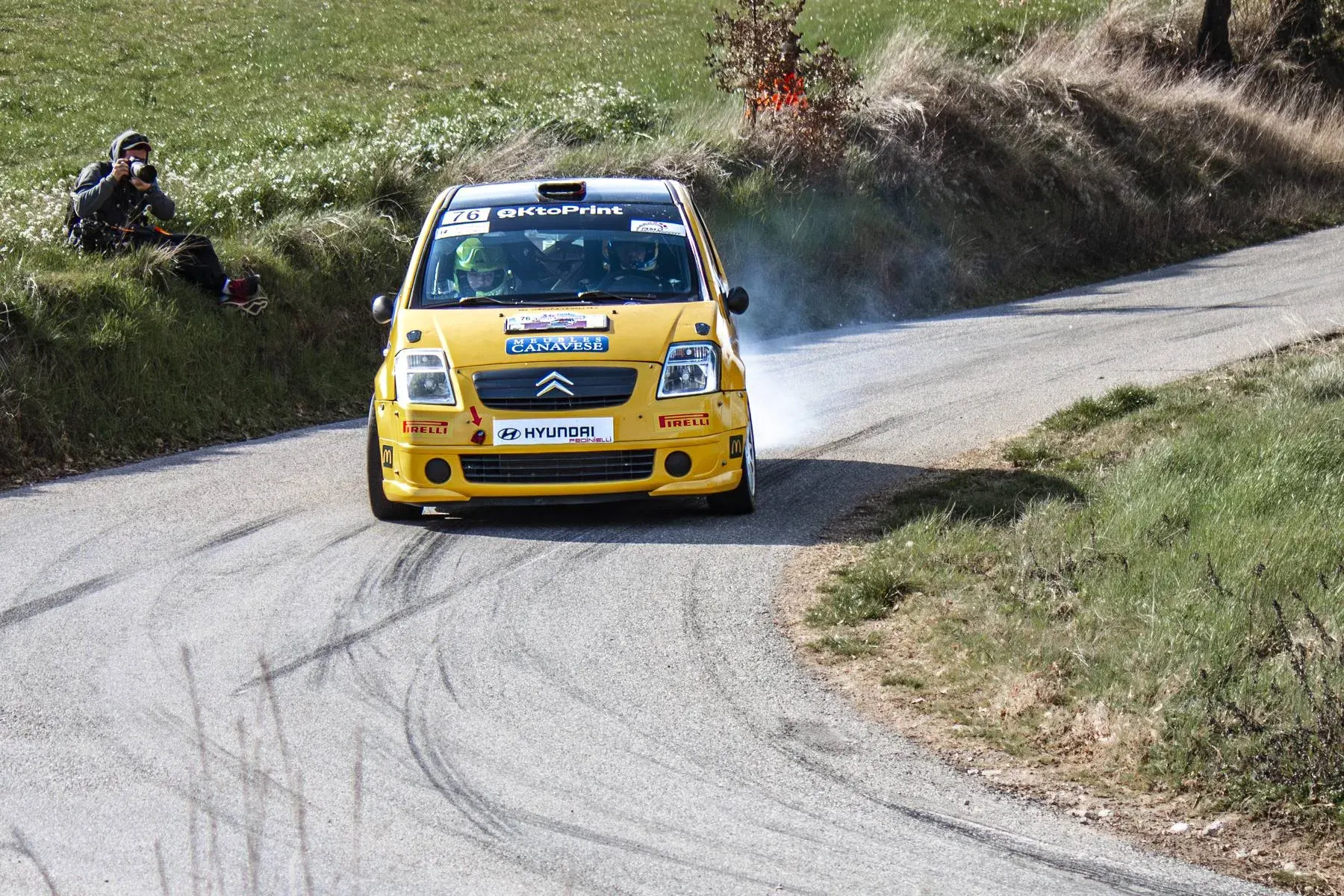 Citroën jaune en glisse, nuage de poussière