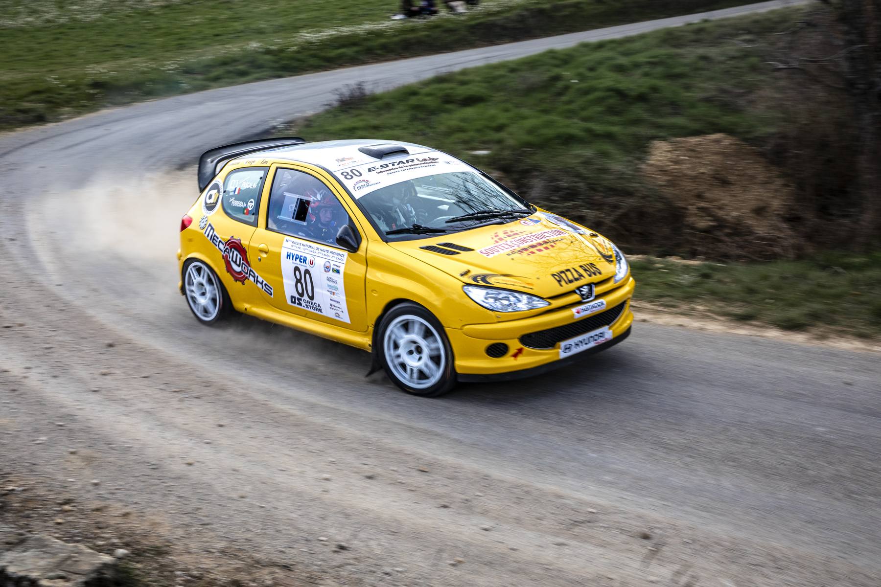 Citroën jaune n°80 en plein virage, route de montagne