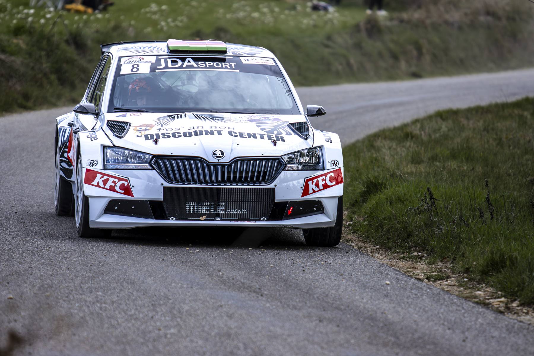Skoda blanche n°8, livrée KFC, en virage