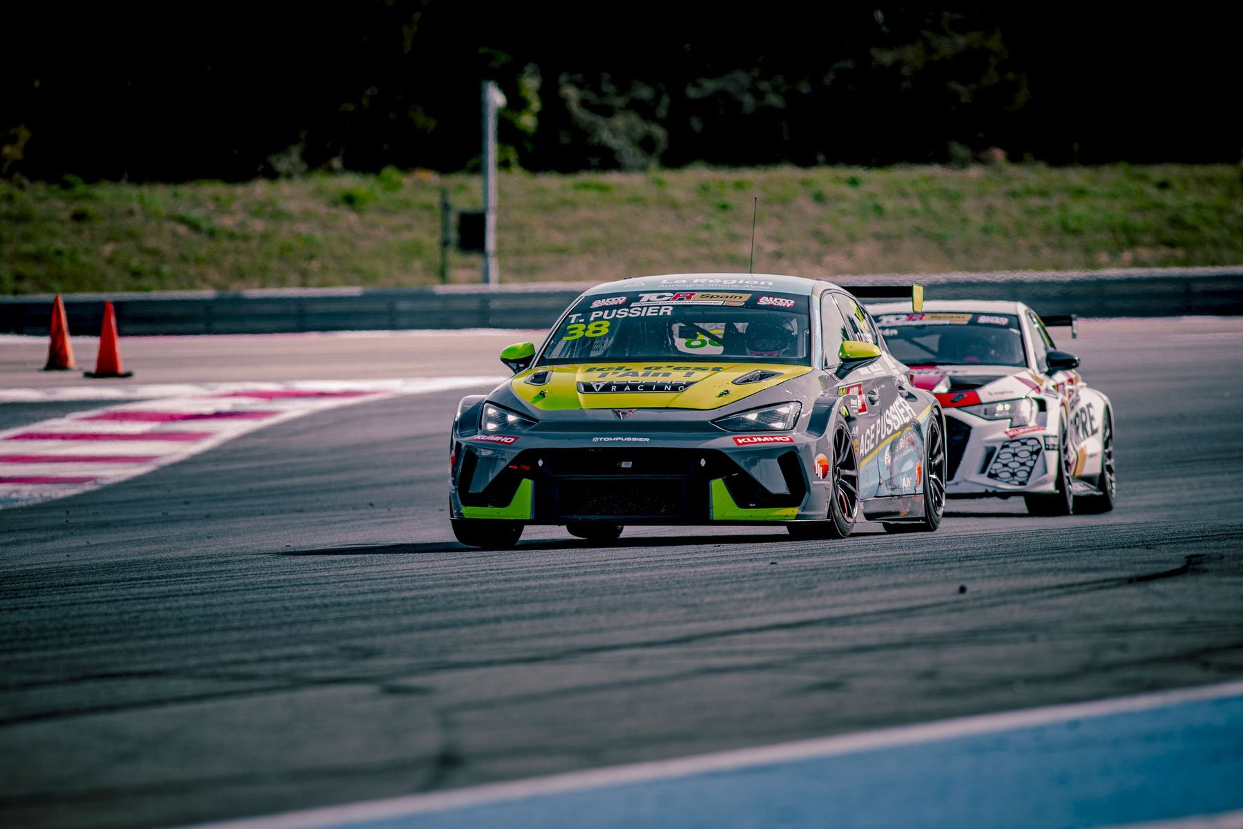 Deux Honda Civic TCR au coude à coude en sortie de virage
