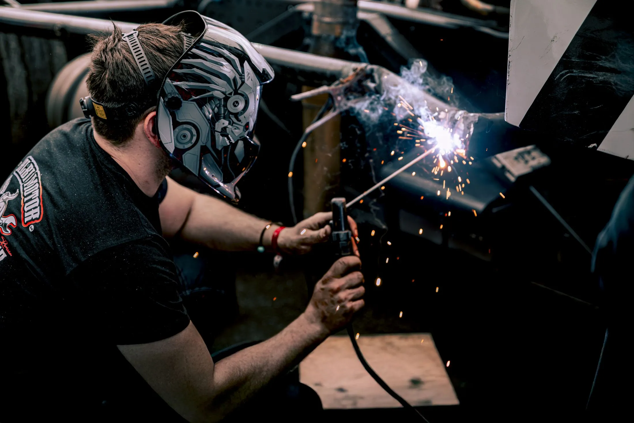 Préparation châssis en atelier, étincelles de soudure