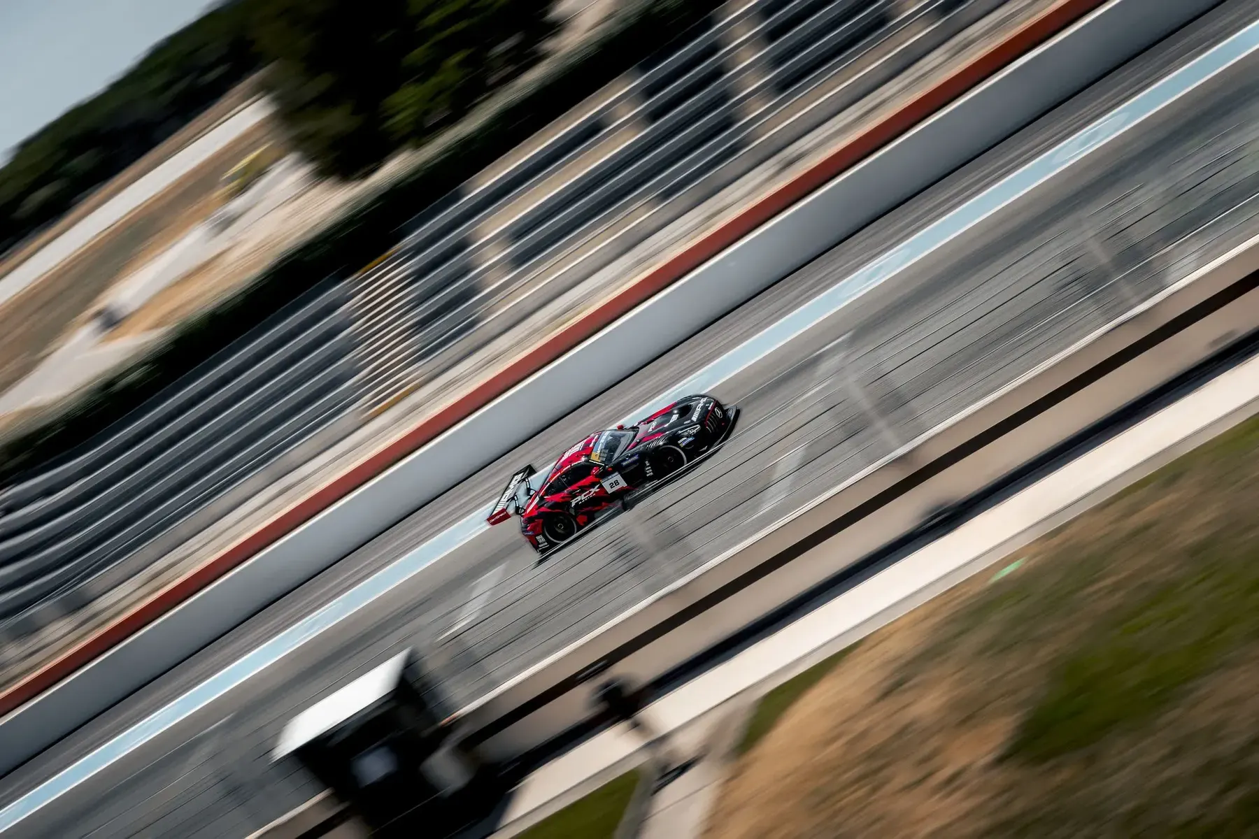 Voiture de team en action sur circuit