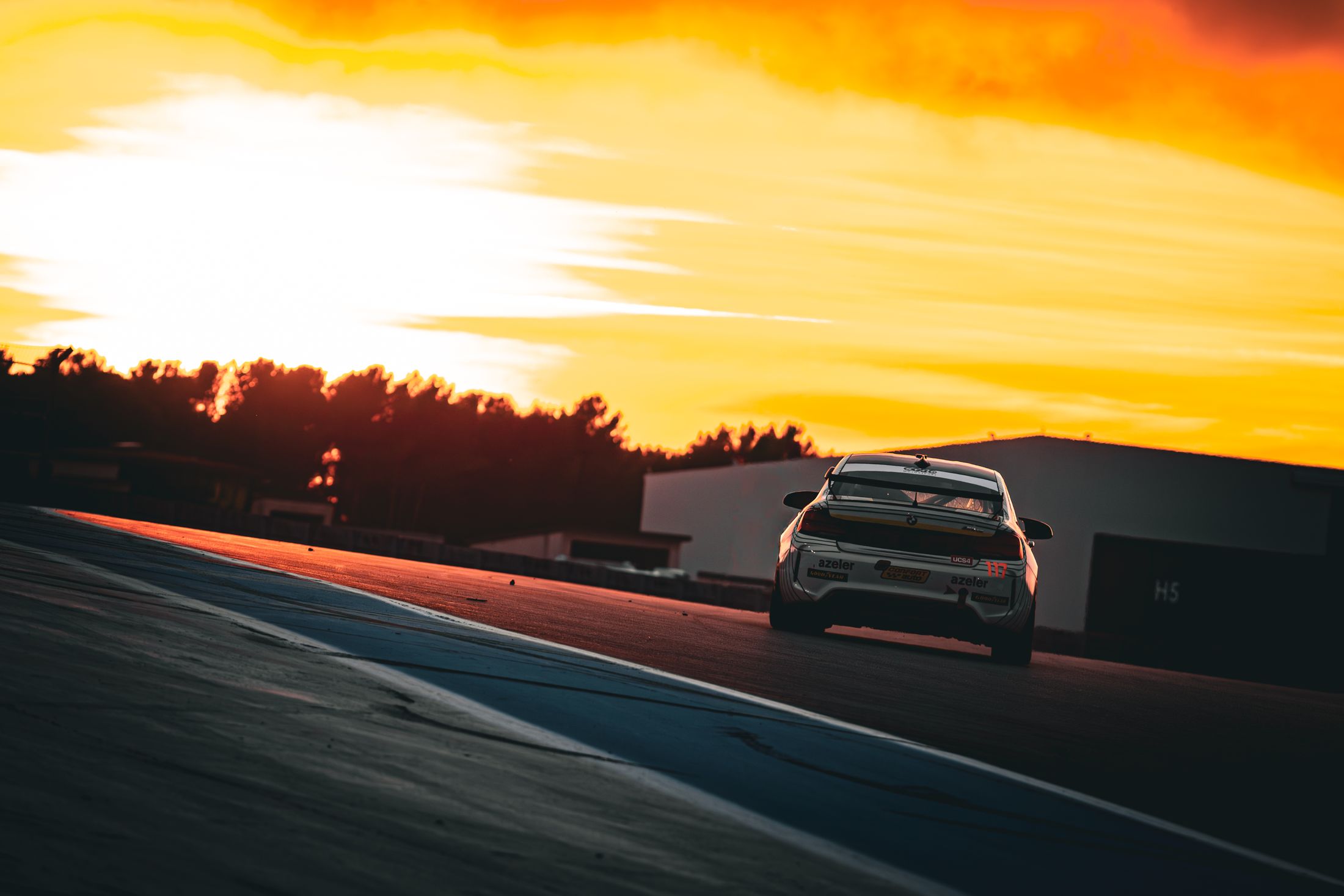 Voiture à contre-jour, coucher de soleil sur le circuit