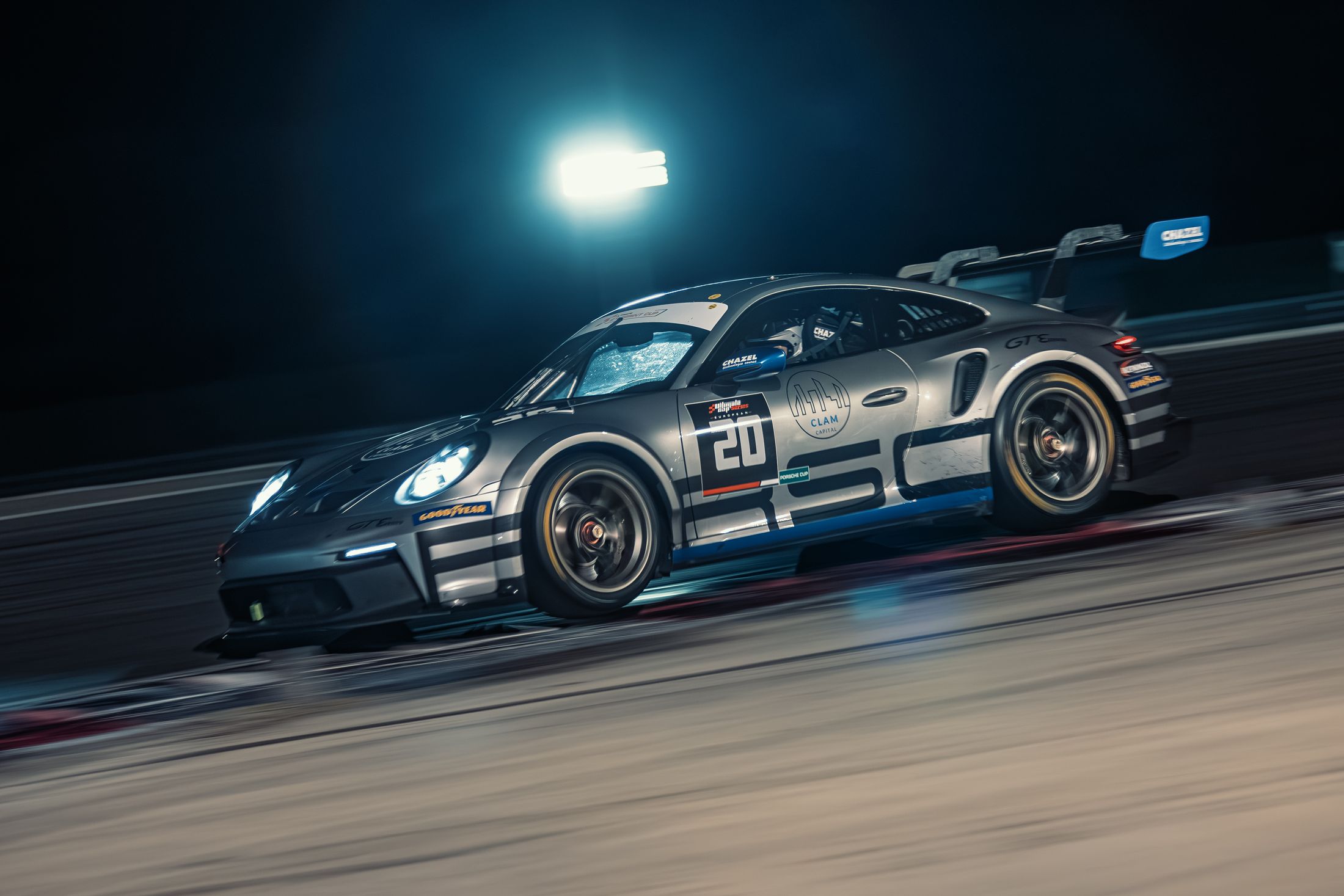 Porsche 911 GT3 Cup grise en filé de nuit