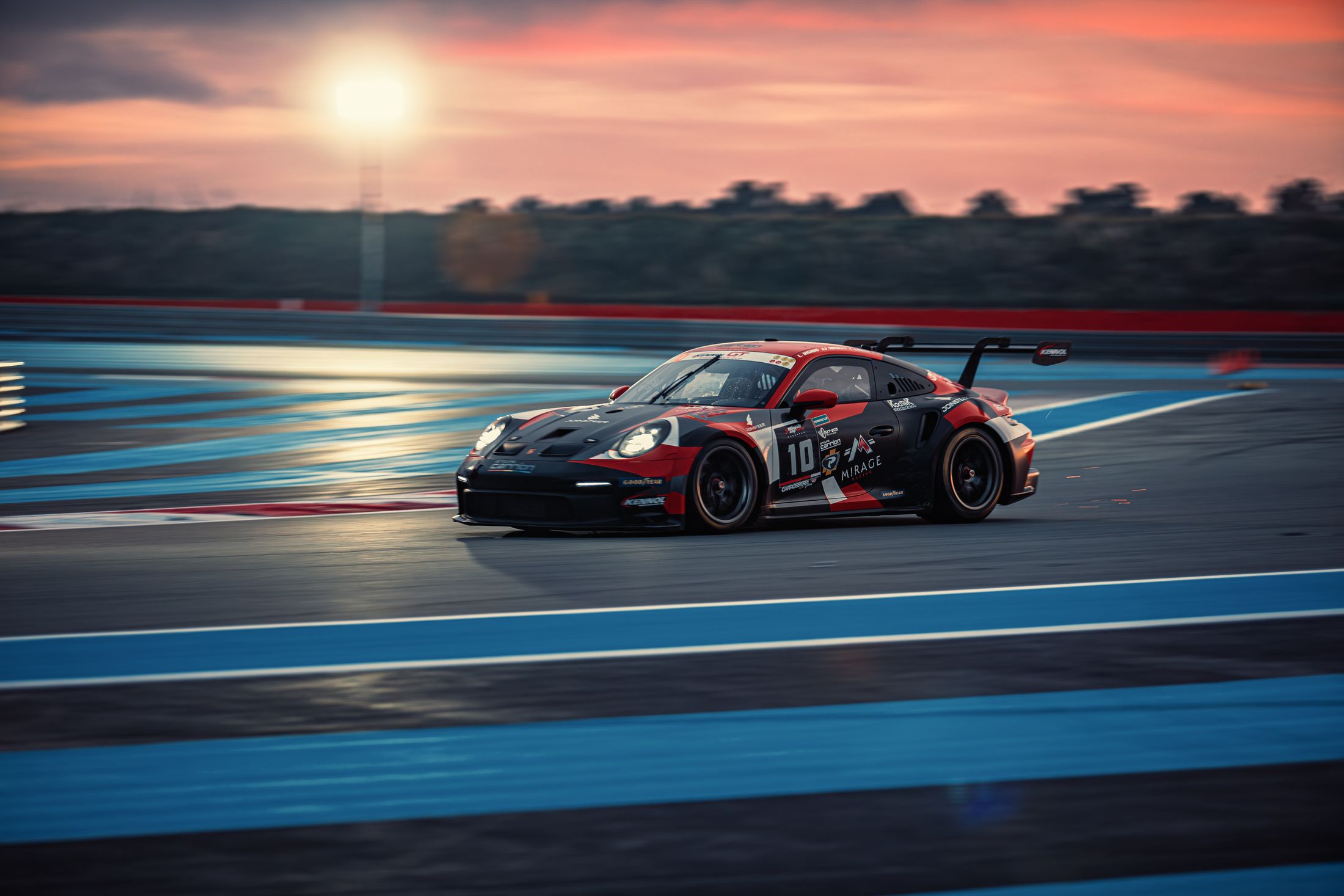 Porsche 911 GT3 Cup en filé, à la tombée du jour
