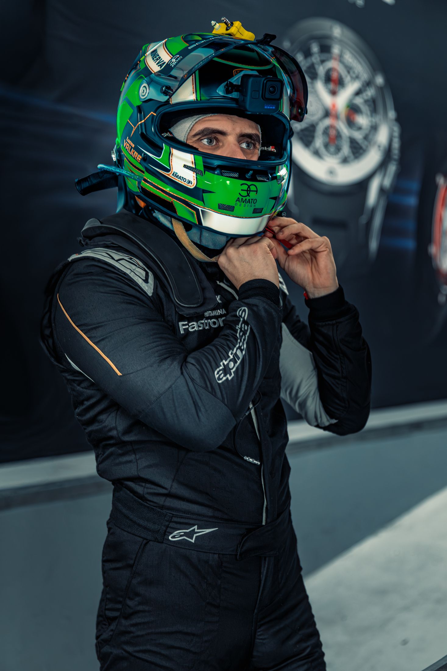 Pilote enfilant son casque vert, de nuit