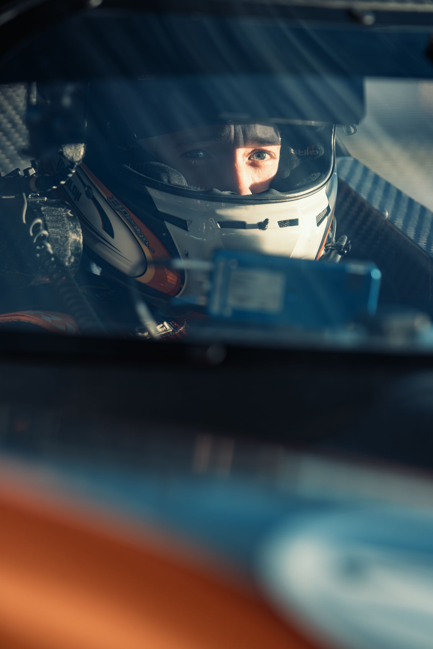 Portrait pilote dans le cockpit, teinte bleutée